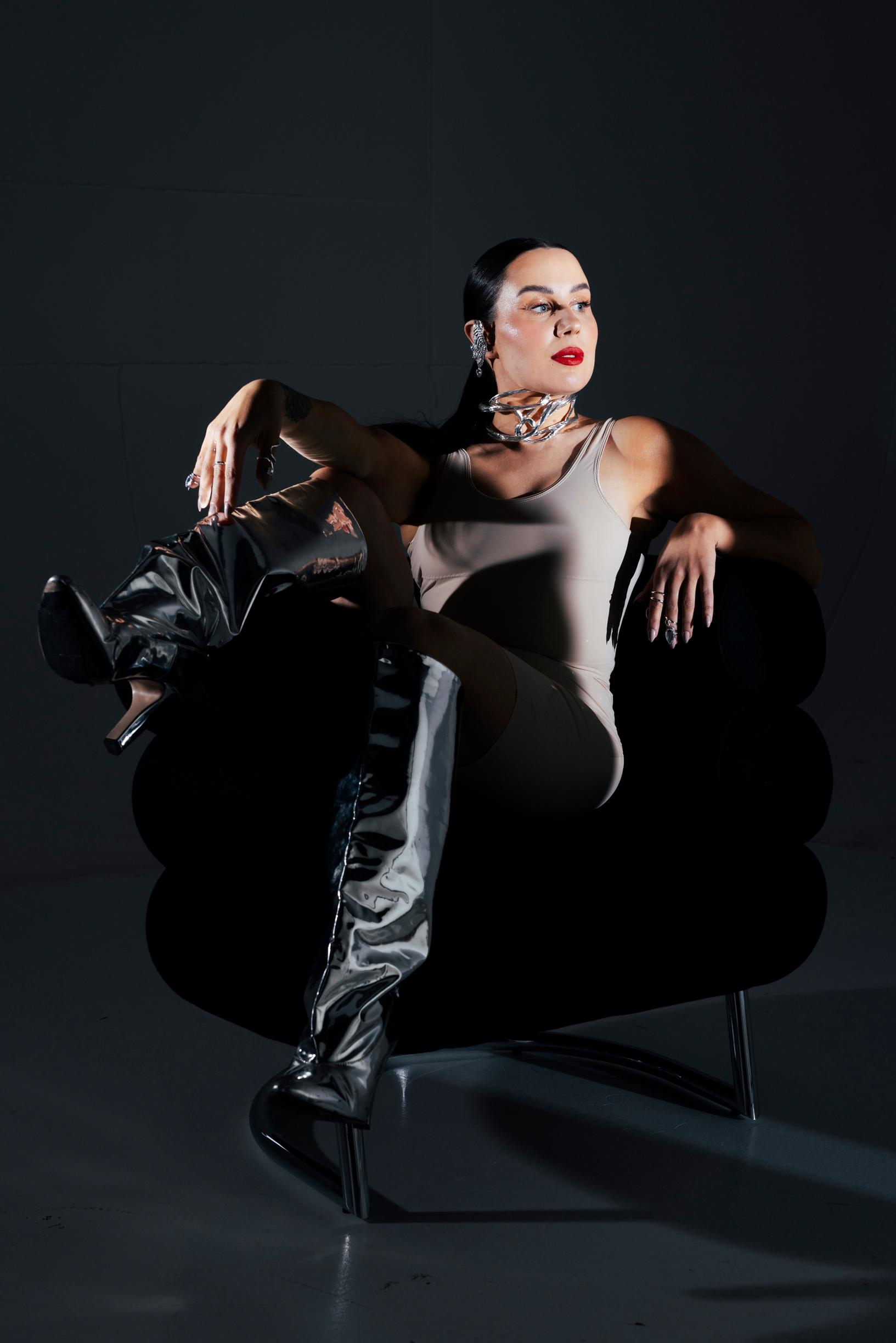 Alma Hätönen istuu nojatuolissa.