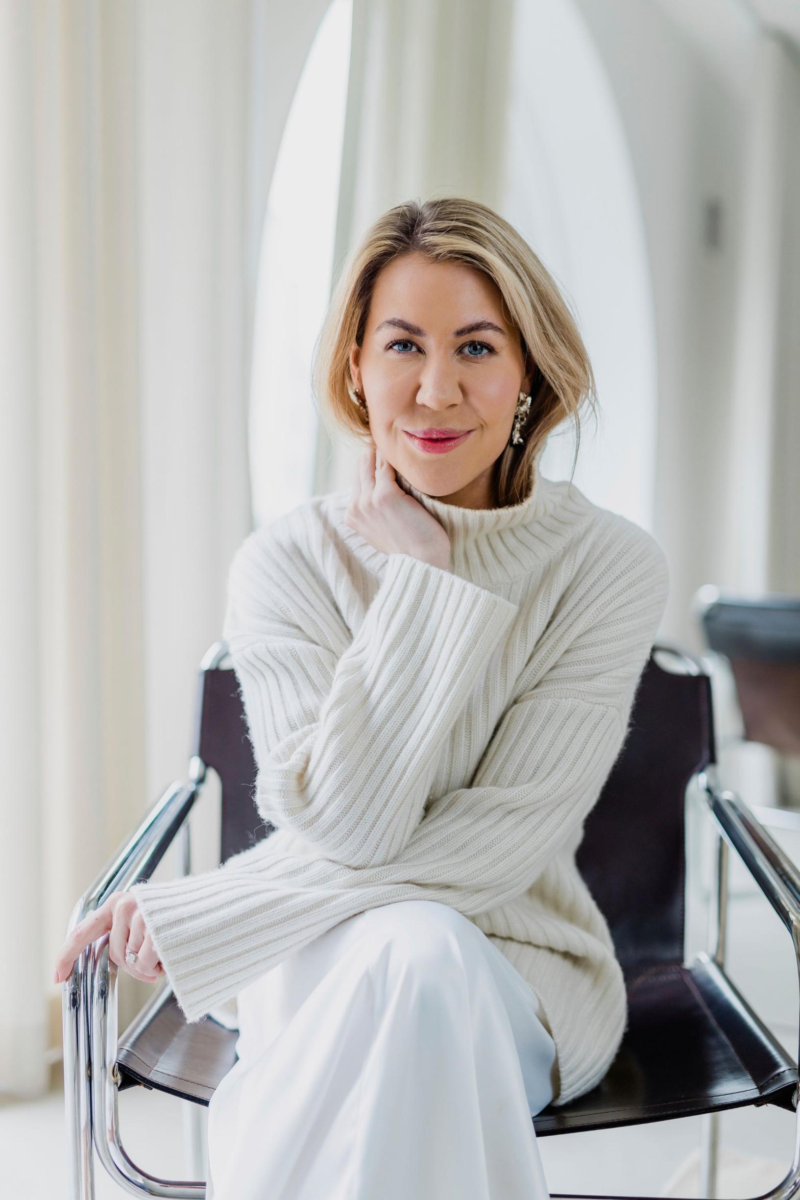 Nuorena Alexa Dagmar hankki uuden vaatteen jokaisiin bileisiin – nykyisin hän vannoo lainaamisen nimeen ja perusti vaatekaapin airbnb:n 