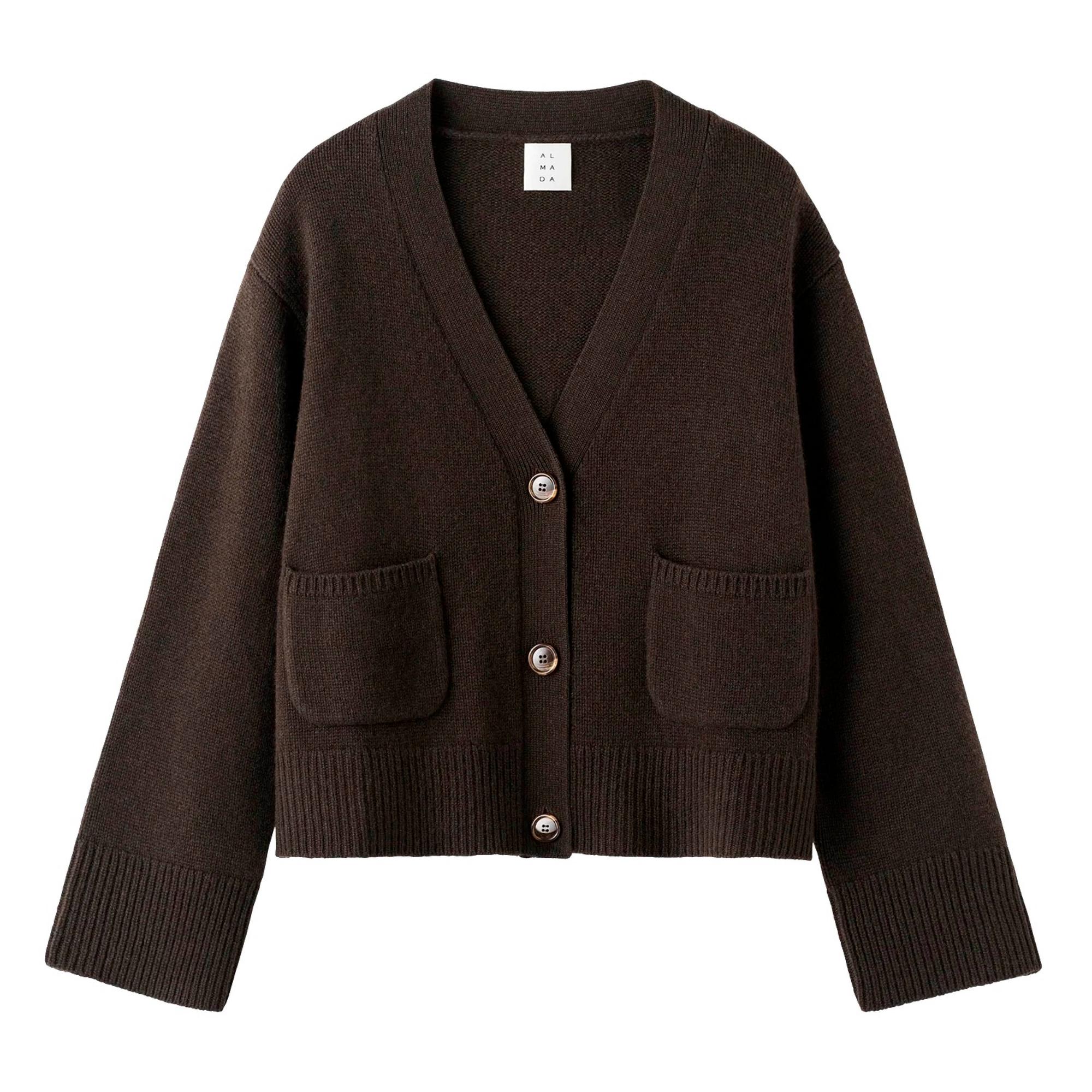  Kutittaako perinteinen villapaita iholla? Almada Labelin kasmir-merinovillan yhdistelmä lupaa, että neule tuntuu miellyttävältä iholla eikä kutise. Beja-neuletakissa (XS–XL) on väljempi mitoitus. 295 e, Almada Label.