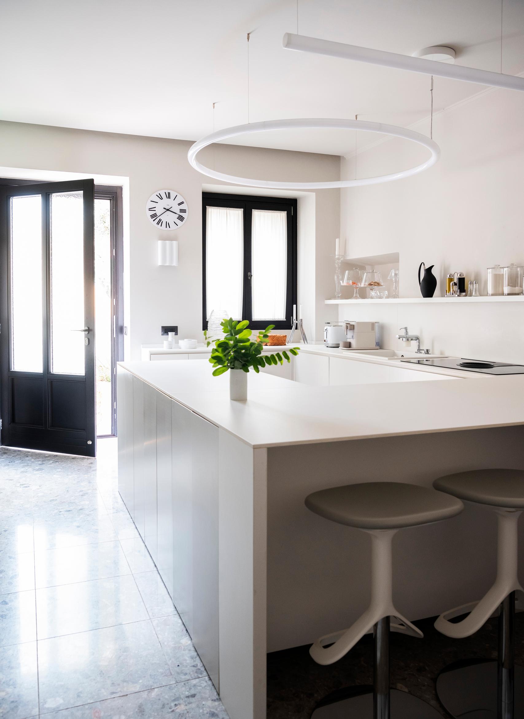 Casa Gildan keittiökalusteet on teetetty mittojen mukaan. Jääkapit on integroitu saarekkeeseen, ja katossa on italialaisen Artemiden pyöreä Alphabet of Light Circular -ledvalaisin.