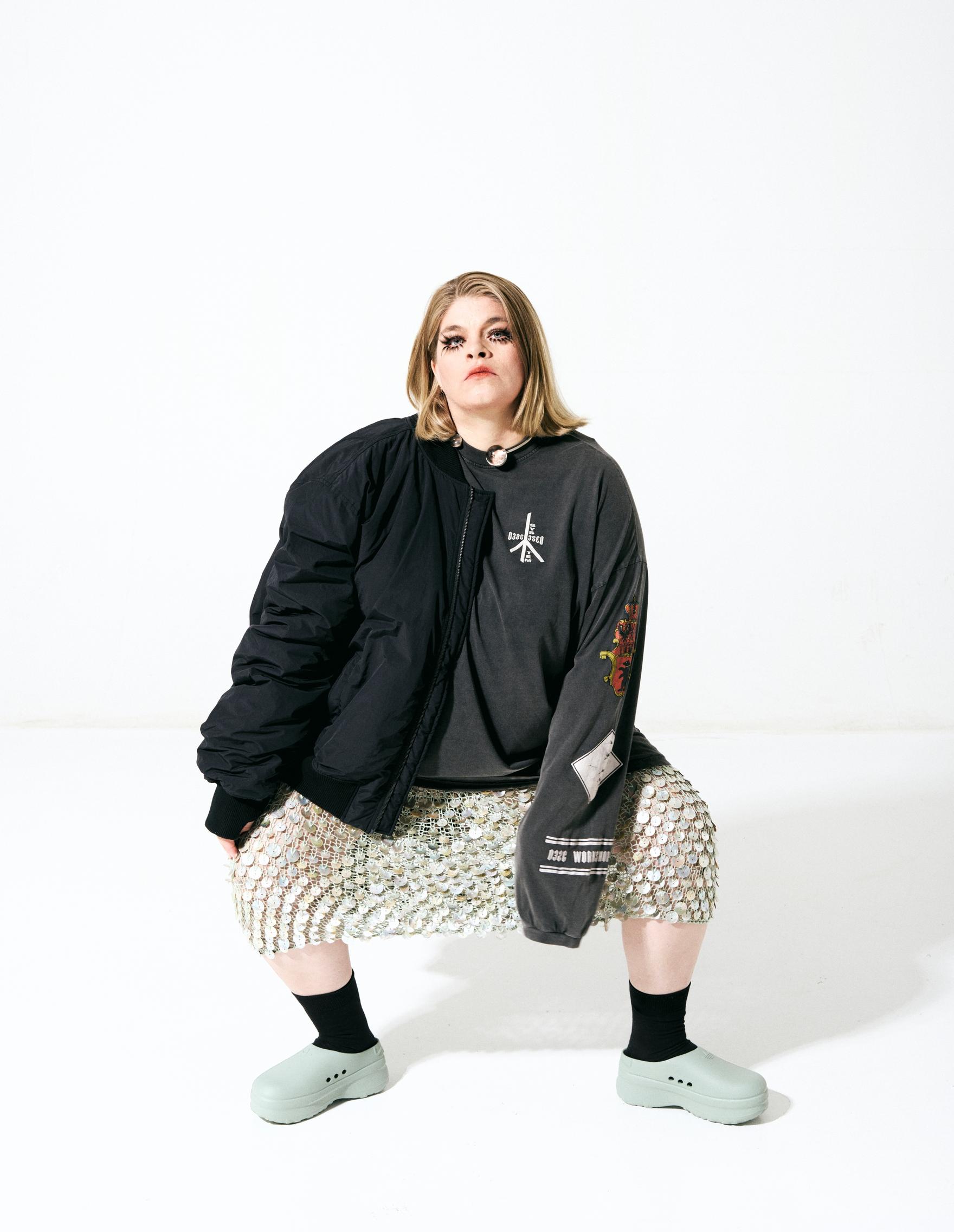 Paljettimekko, hinta tiedusteltaessa, Henna Lampinen. Pitkähihainen t-paita 180 e ja pilottitakki 695 e, 032c/Beamhill. Kengät 70 e, Adidas/Beamhill. Hopeinen lasikoru 1 490 e, Keski-Pomppu.