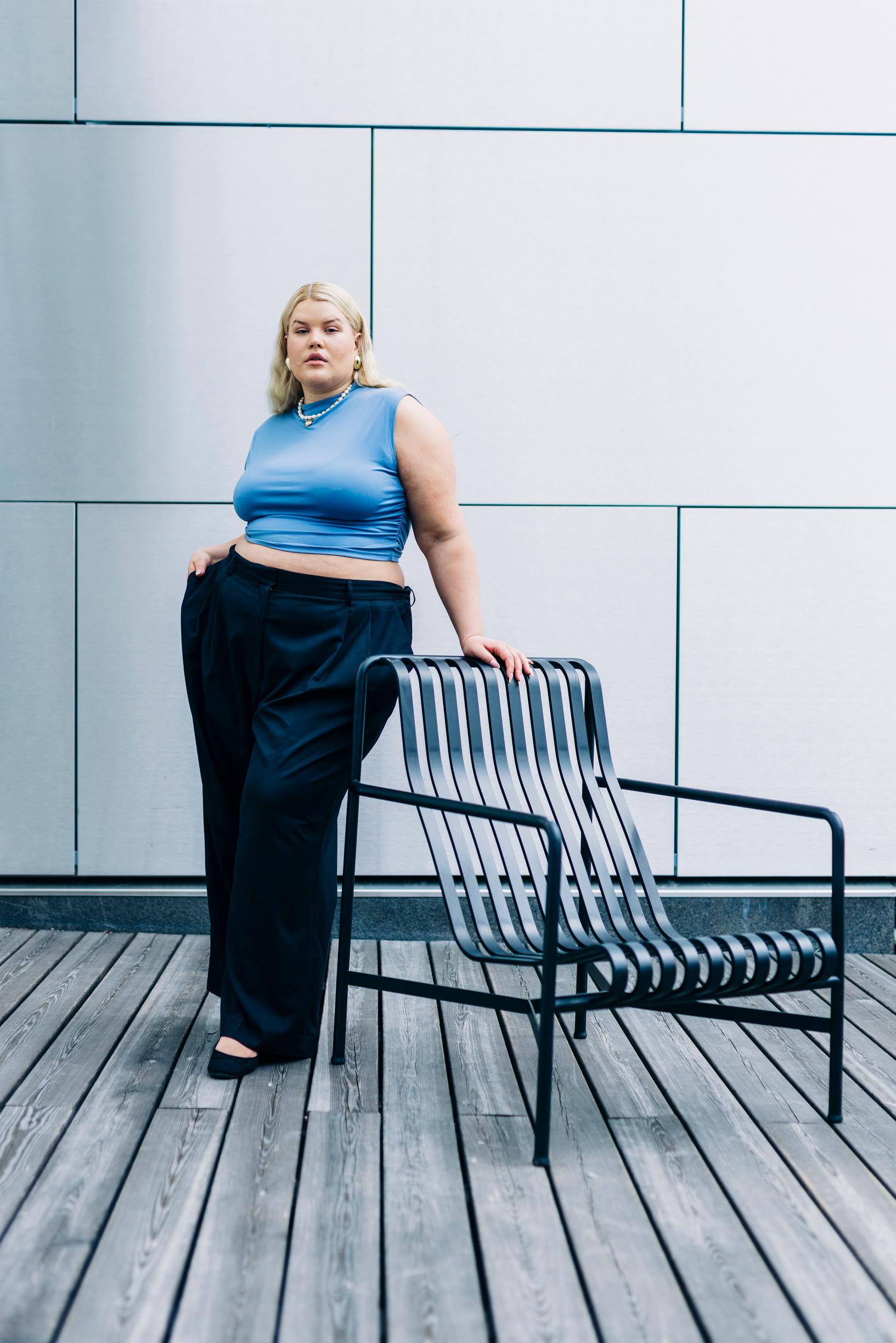 "Usein ajatellaan, että pluskokoisten tulisi pukeutua säkkimäisiin asuihin. Itse uskallan näyttää vatsani." Toppi, H&M. Kengät, UFF. Housut, Ulla Popken.