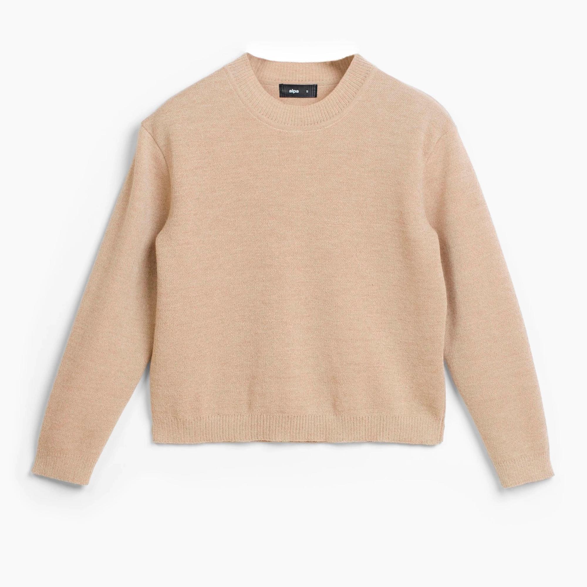 Villapusero (XS–XXL) on valmistettu vastuullisesti Pohjois-Euroopassa. Beigen lisäksi neule on saatavilla mustana ja savunsinisenä. 199,90 e, Alpa.