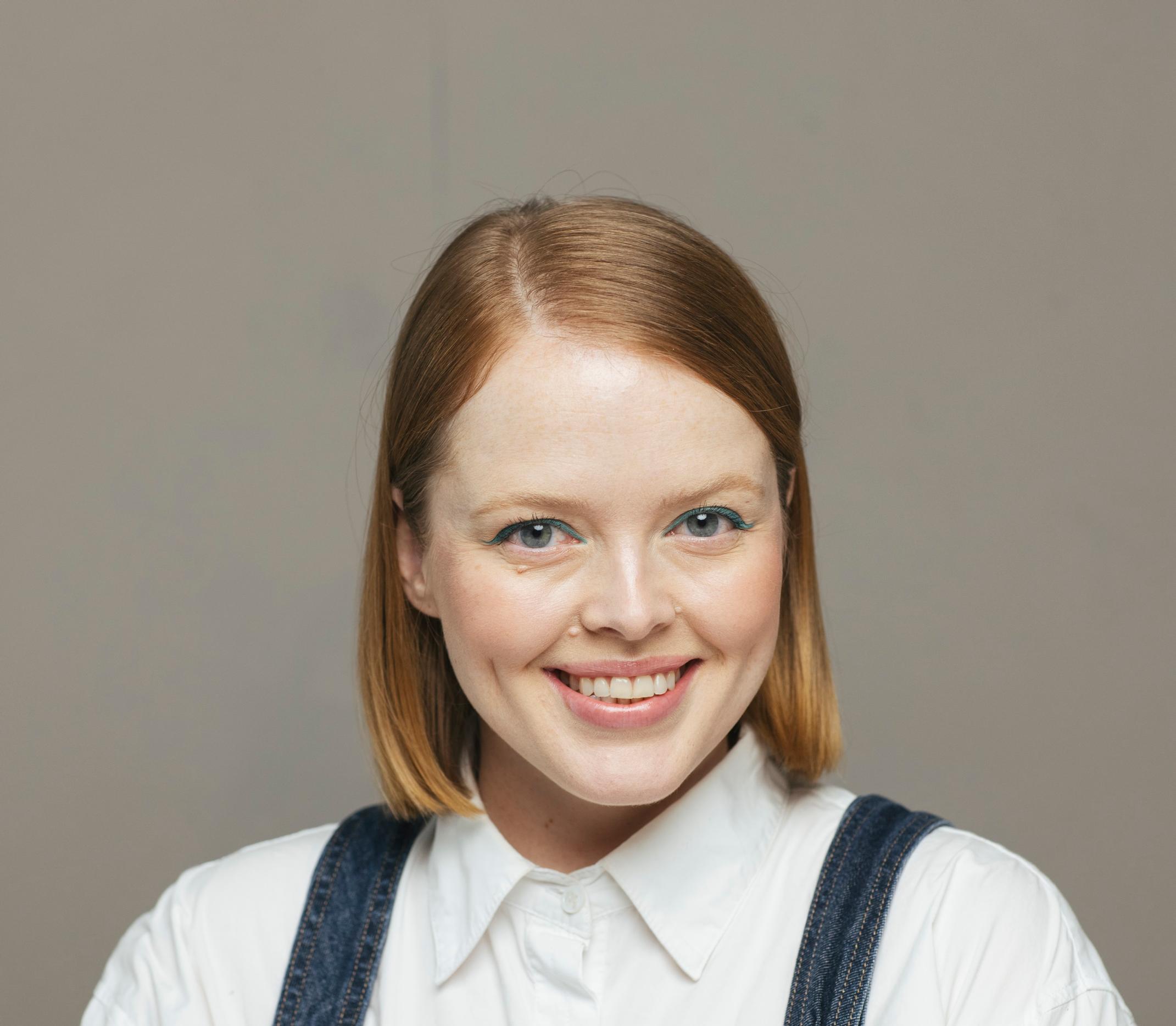 Tuo lisää väriä meikkiin! Katso video ja tee supersimppelit värikkäät silmänrajaukset meikkaaja Essi Kylmäsen opastuksella