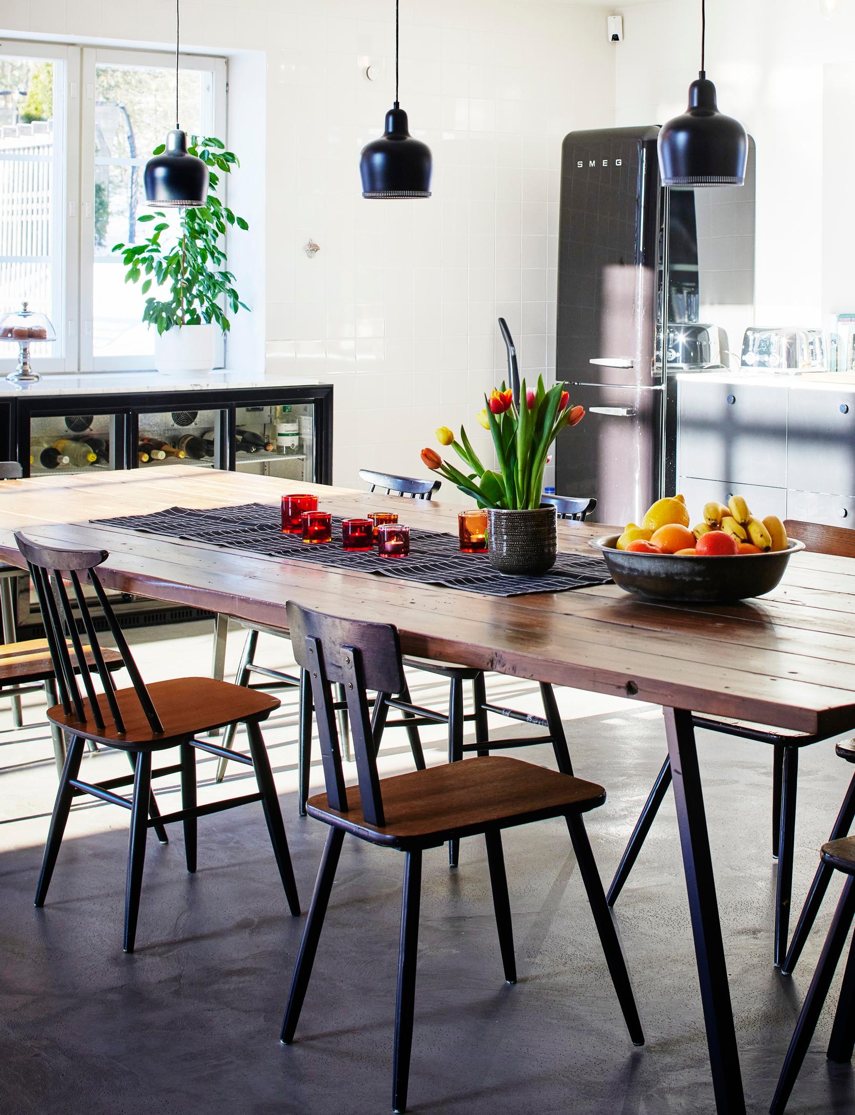 Ruokapöytä on edellisen asukkaan teettämä. Pesuvadin näköinen hedelmäastia ostettiin Norjan rannikolta viimekesäisellä purjehduksella.