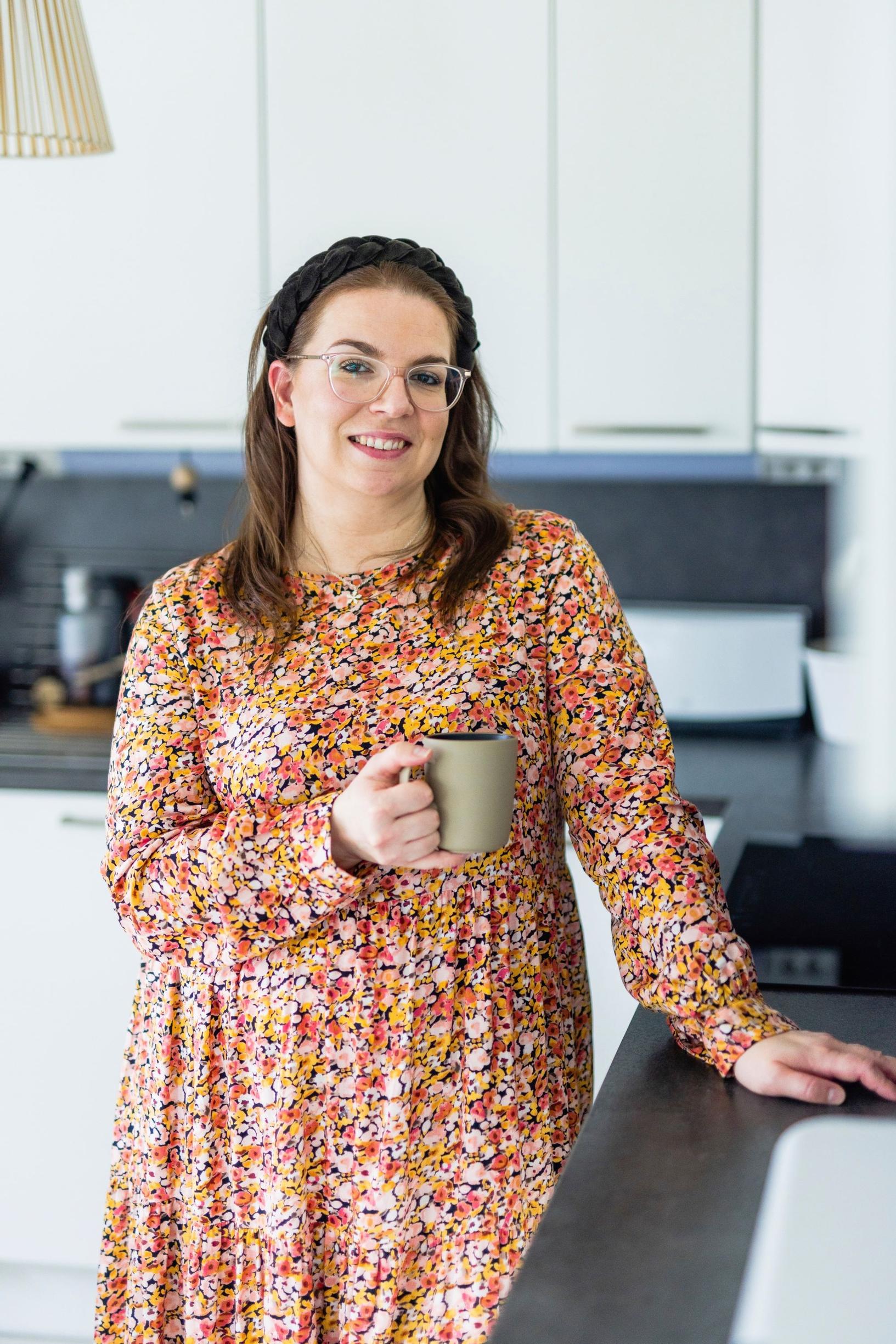 Rento suhde ruokaan auttaa Tiia Kelloniemeä jaksamaan sairaanhoitajan kolmivuorotyötä: "En tunne syyllisyyttä, jos haluan syödä pullan"