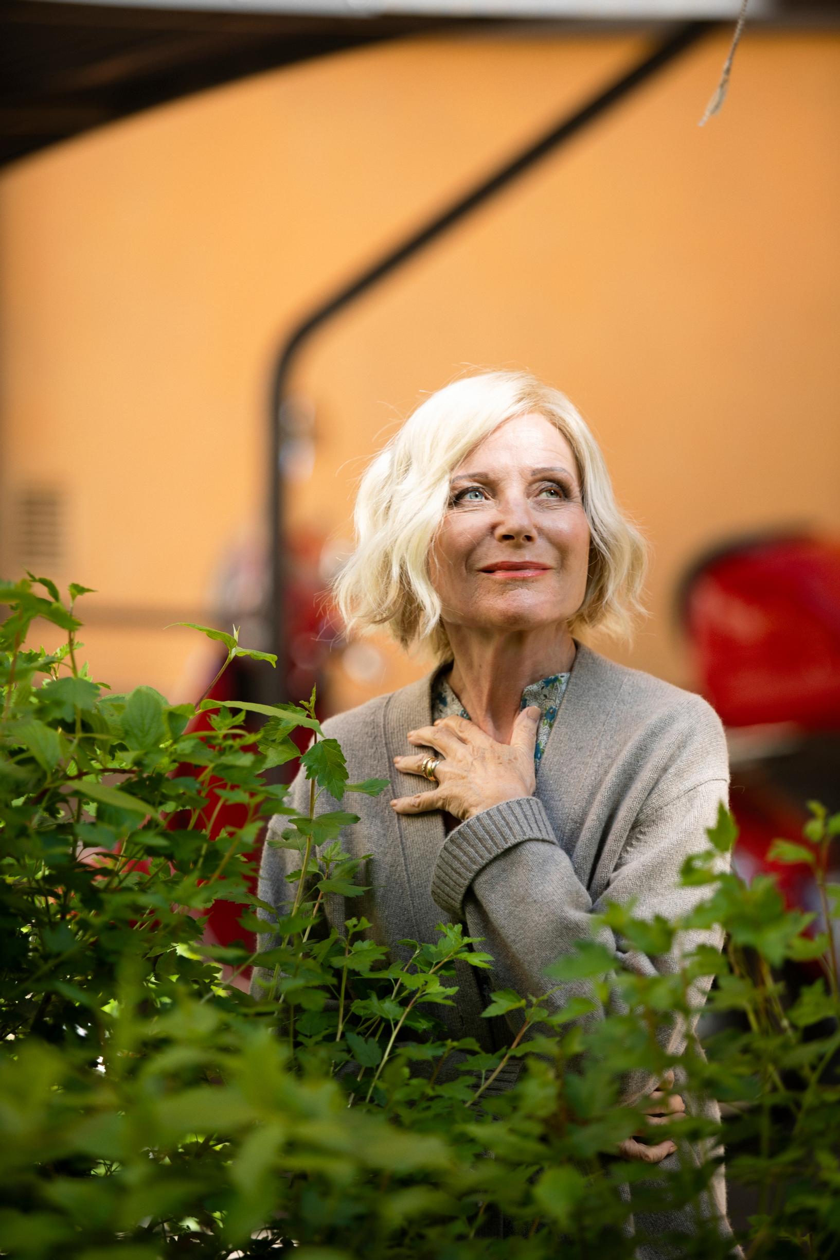 Menehtyneen ystävän mekoista on tullut Ulla-Maijalle hyvin rakkaita. ”Saan ikään kuin pukea Katariinan ylleni.”