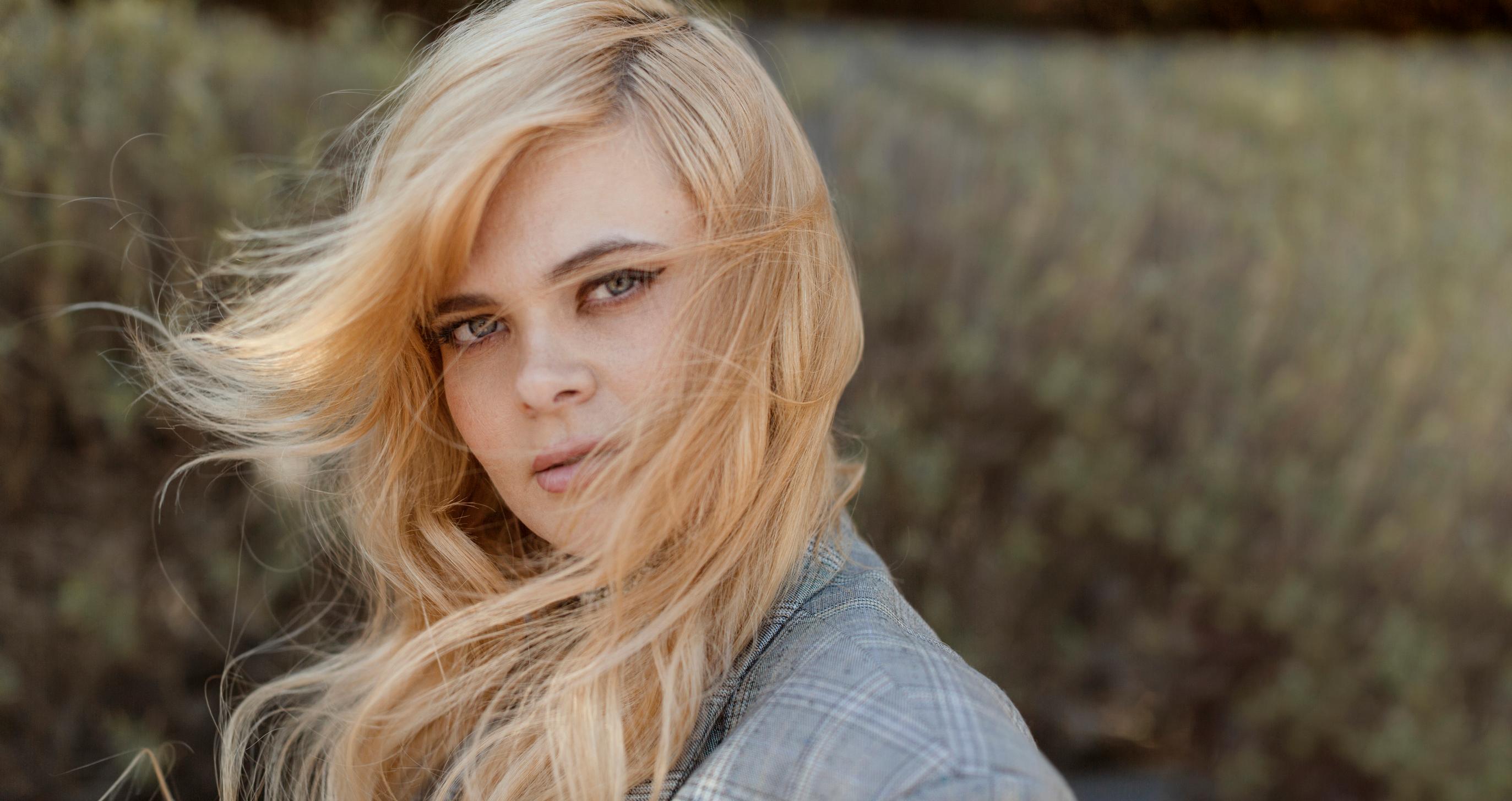 ”Olen ristiriitainen ihminen. Instagram-tilini saattaa vaikuttaa hömpältä, mutta rentoudun katsomalla dokumentteja ja historiasta kertovia elokuvia”, Vikman kertoo.