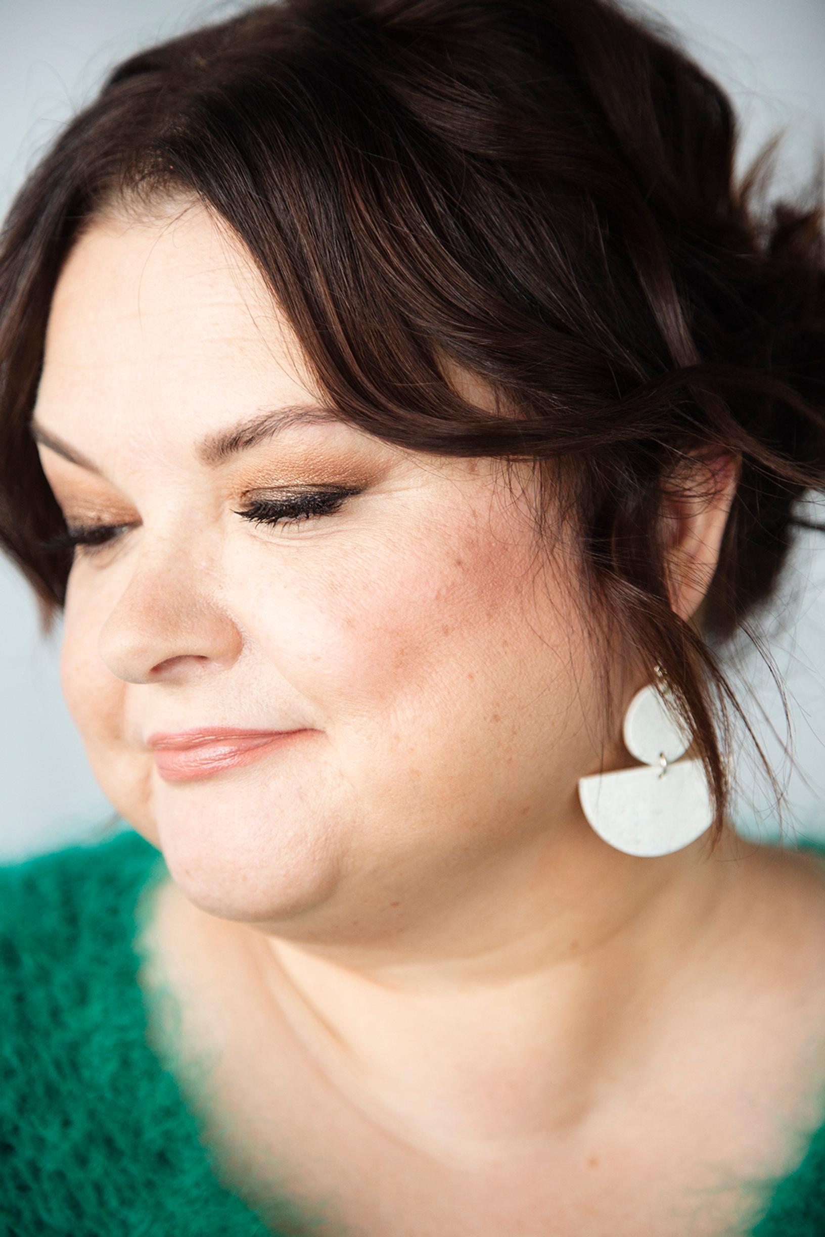 Keskitumma silmämeikki ja huolitellut kulmat korostavat katsetta. Tilkitse aukkokohdat kulmakynällä ja harjaa karvat geelillä. Piirrä metallinhohtoiset silmänrajaukset, levitä mattaluomiväri ja häivytä. Väri saa vaaleta liukuvärimäisesti kohti luomivakoa.