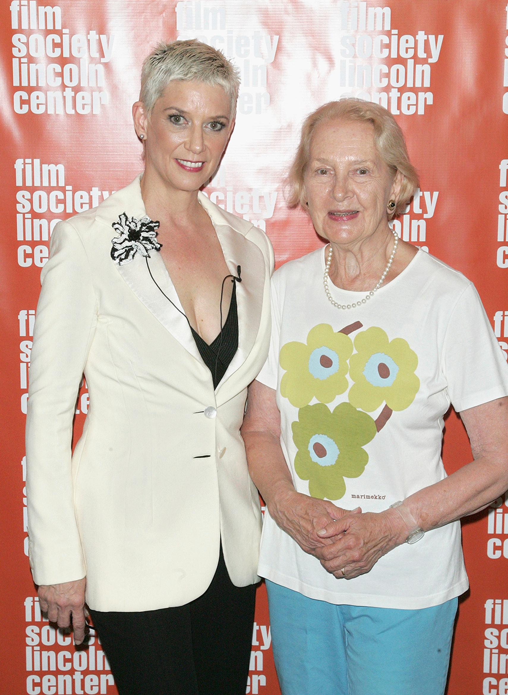 Taina osallistui tähttikollega Gene Kellyn muistotapahtumaan heinäkuussa 2012. Rinnalla Kellyn leski Patricia Ward Kelly. 