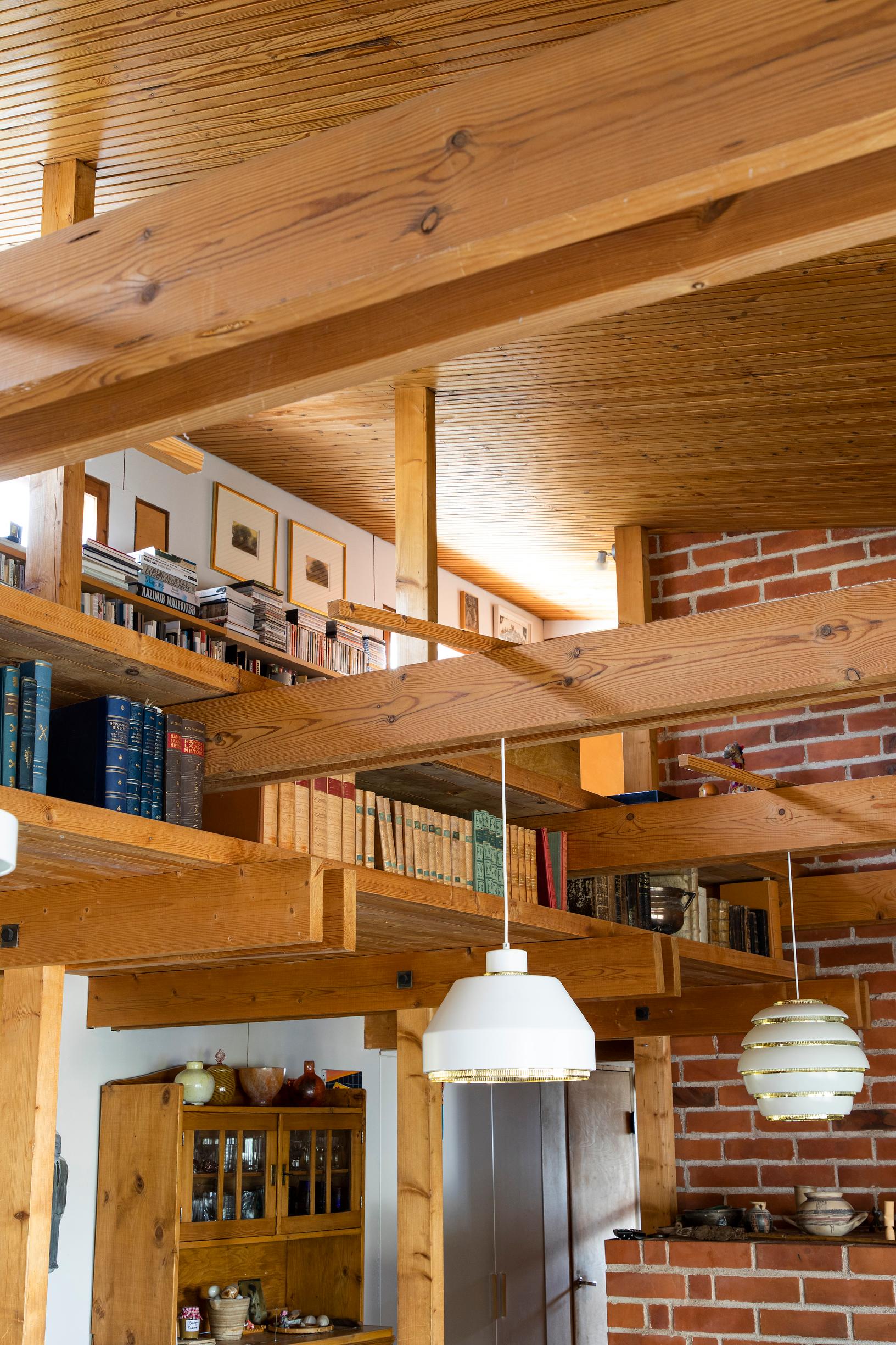 Kaikki kantavat rakenteet ovat näkyvillä. Oleskelutila ja keittiö ovat talon keskellä, päädyissä sijaitsevat makuuhuoneet ja pesutilat.