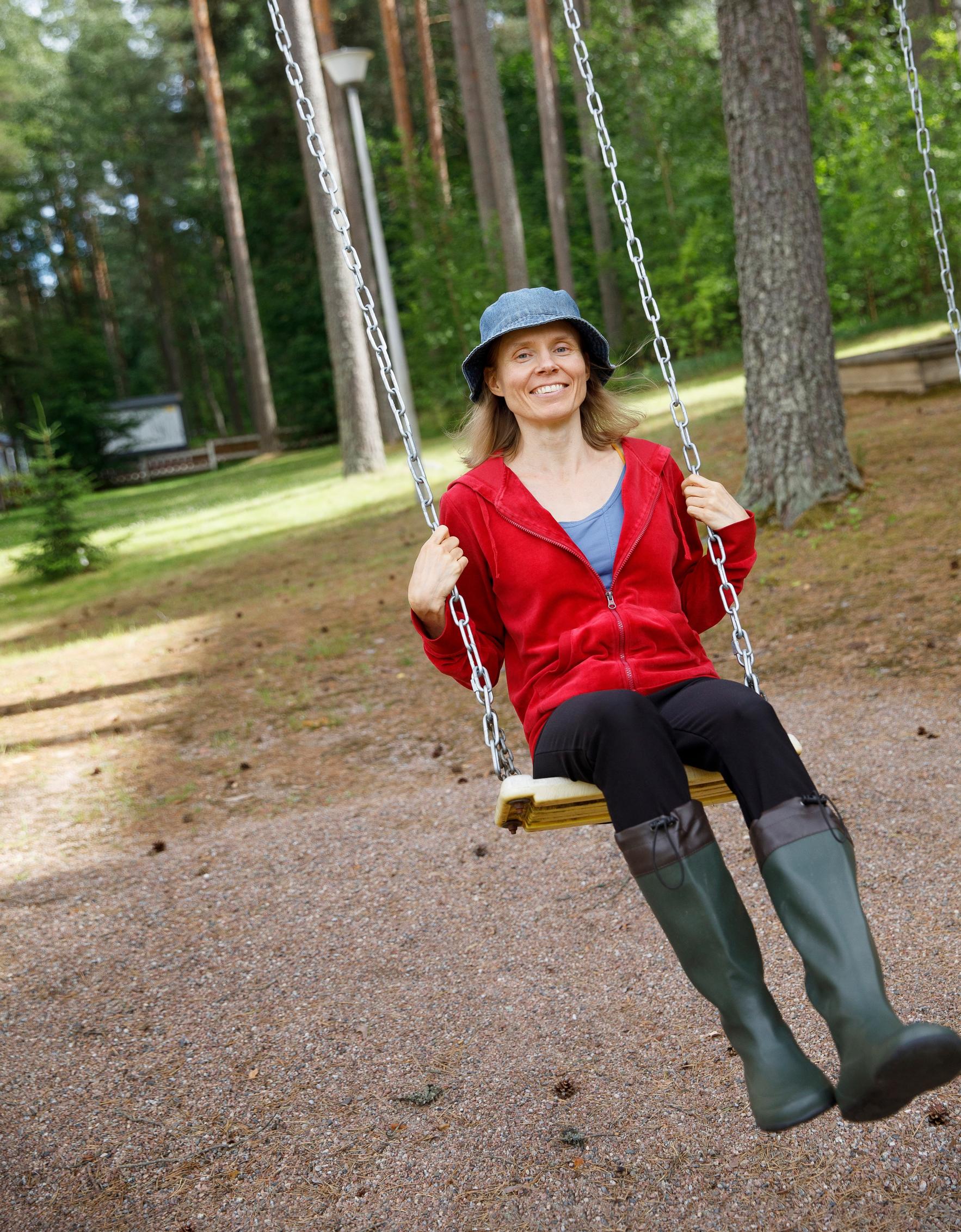 Tänä syksynä Anni kiertää junalla ja bussilla kirjallisuustapahtumissa kertomassa uudesta kirjastaan ja koettaa vähitellen asettautua myös seuraavaan tarinaan.