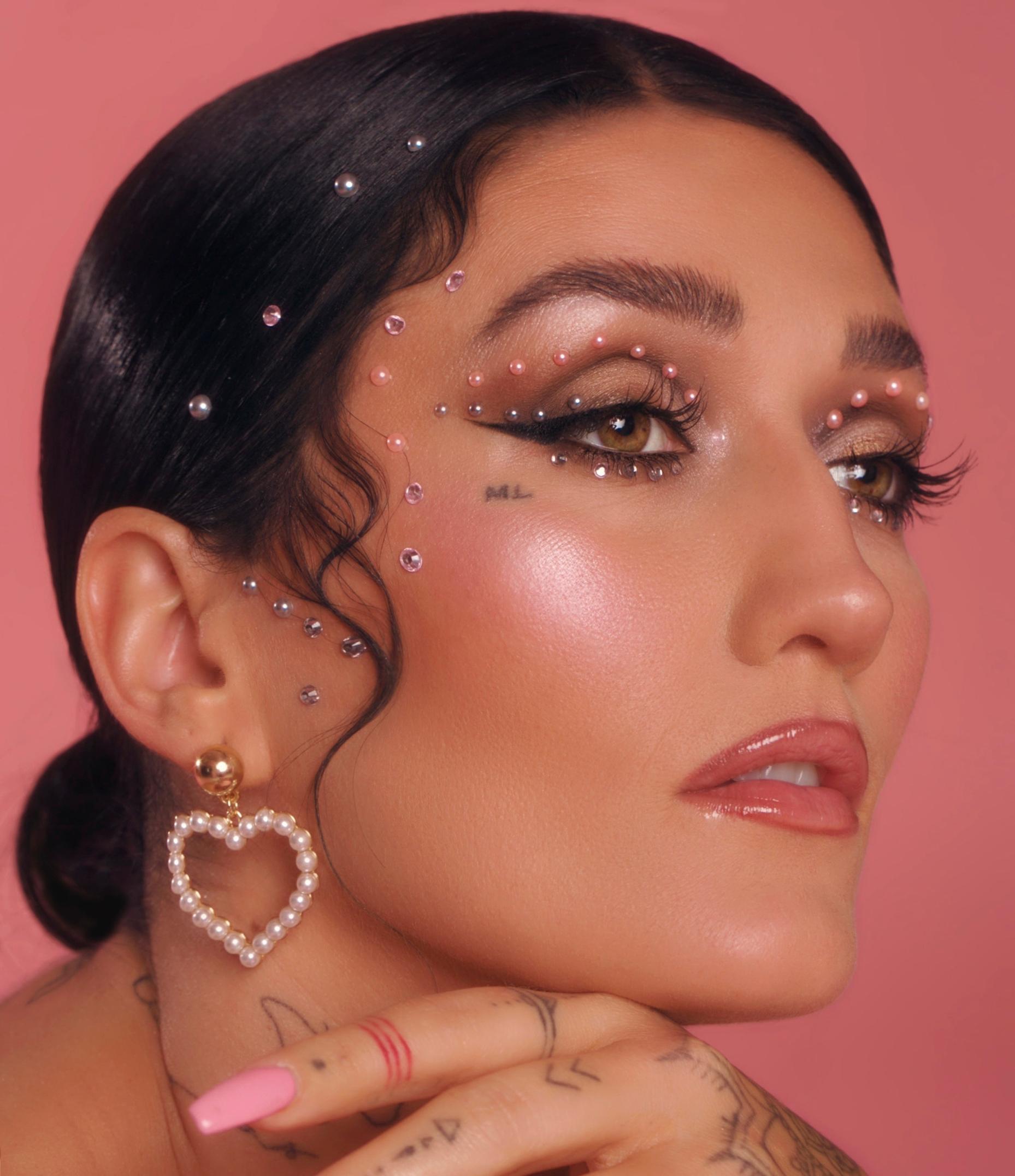 Senay Coco, 33, on stailaaja ja maskeeraja.