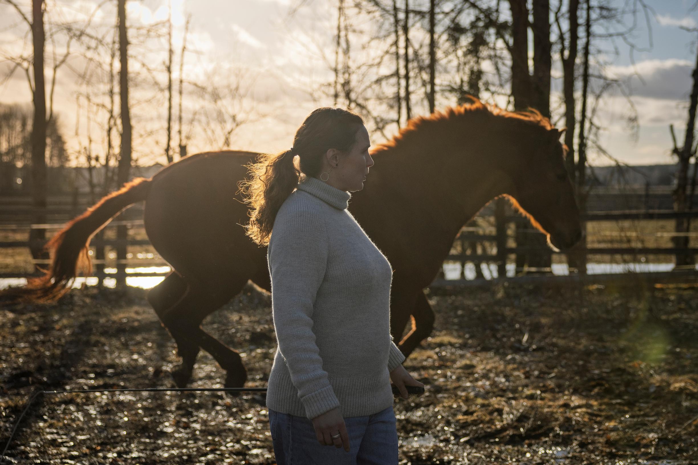 Hevoset ovat opettaneet psykoterapeutti Henriika Maikulle paljon. ”Hevosten kanssa aistit palautuvat, se näkyy kaikenlaisena vapautumisena. Samalla elinvoima kasvaa kohisten.”