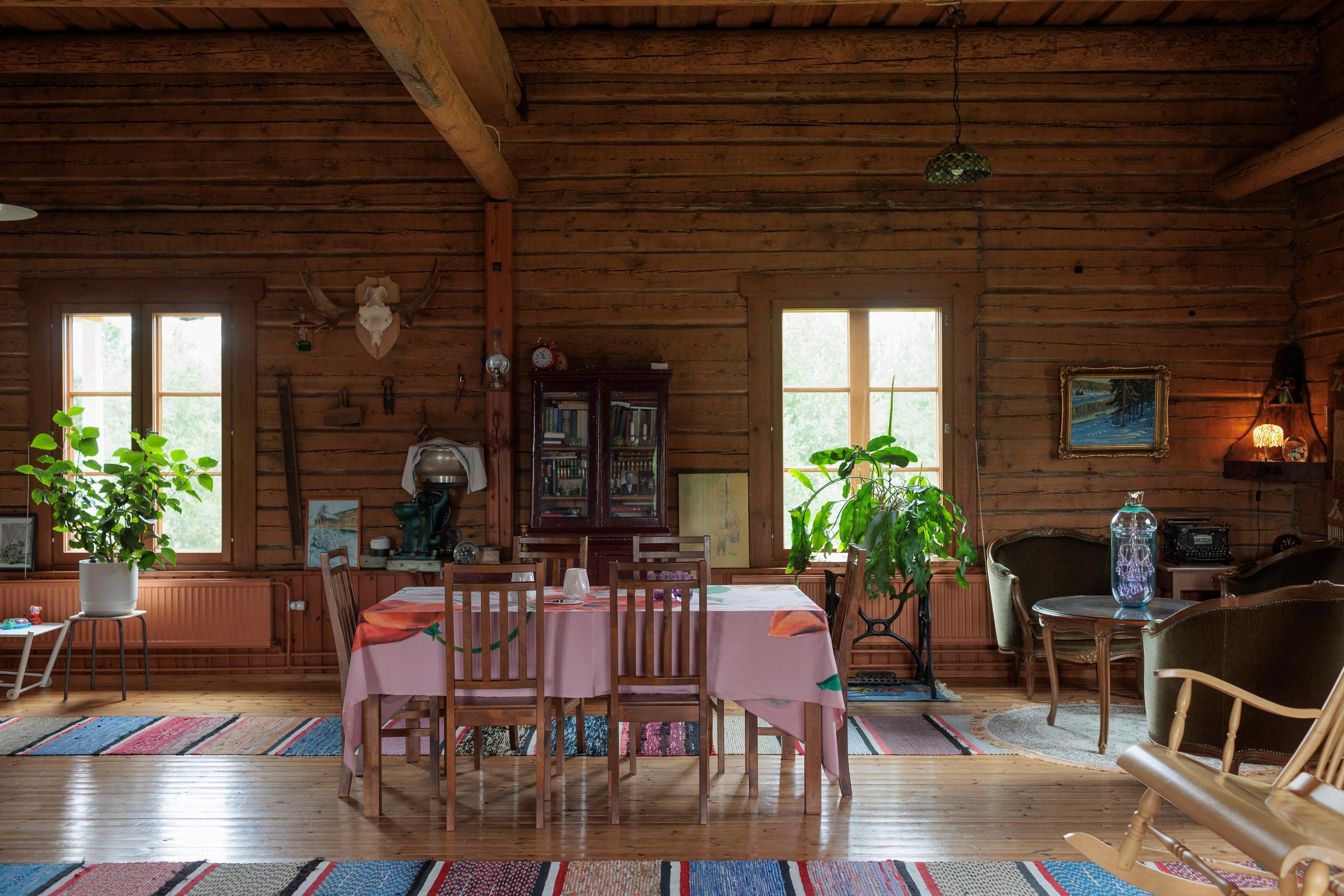 Sini Majuri asuu yhä osan vuodesta lapsuudenkodissaan ‒ 144-vuotiaassa hirsitalossa on myös elokuvahuone