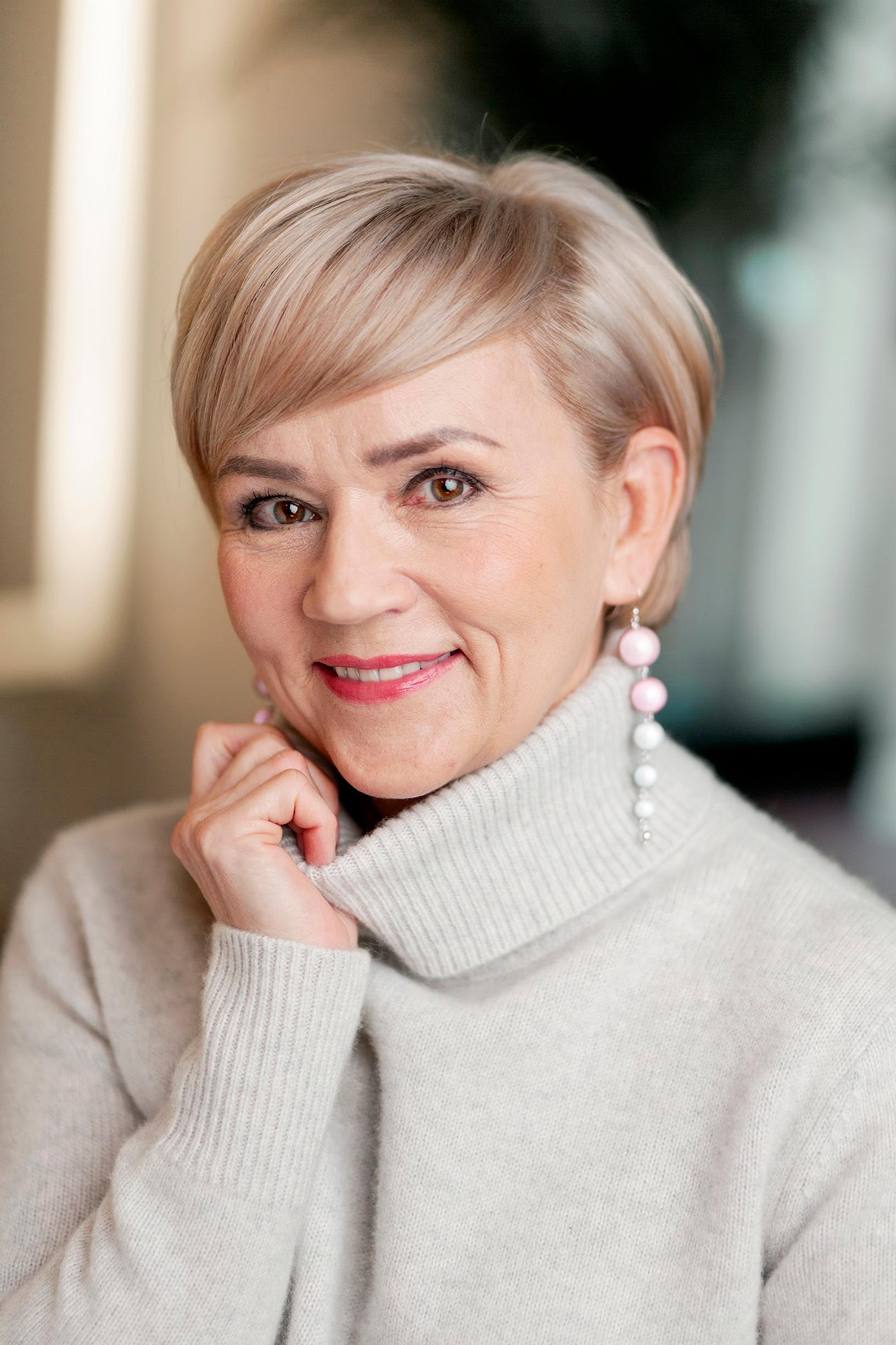 Upea hiusmuutos: blondi tuli taloon! Mervi vaihtoi brunetesta blondiksi ja pääsi eroon kurjasta tyvivärikierteestä