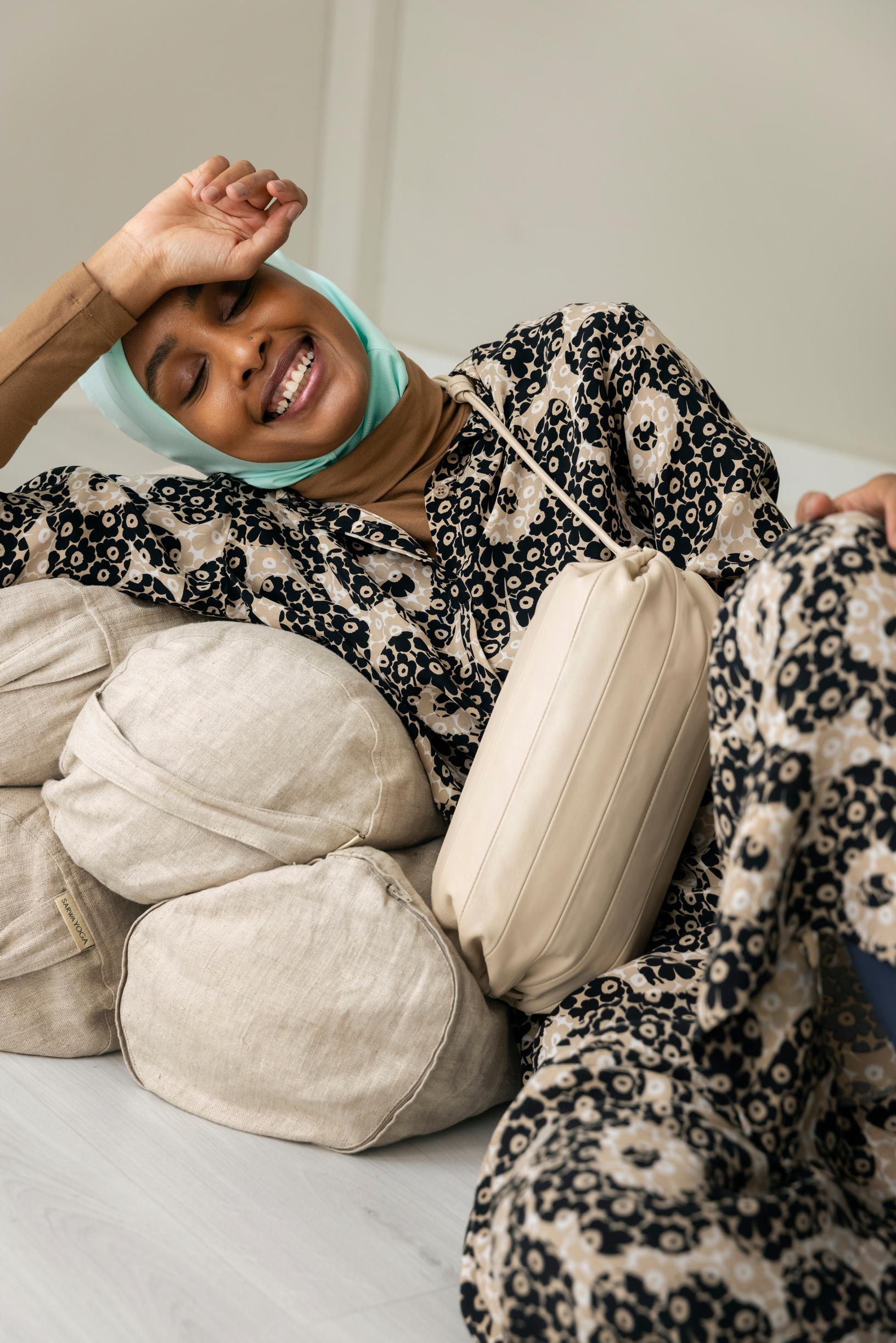 Kupropusero 220 e ja -housut 205 e sekä nahkalaukku 205 e, Marimekko. Puuvillapoolo 99,90 e, Gant. Adidas-merkkinen hijab 29,95 e, Zalando.