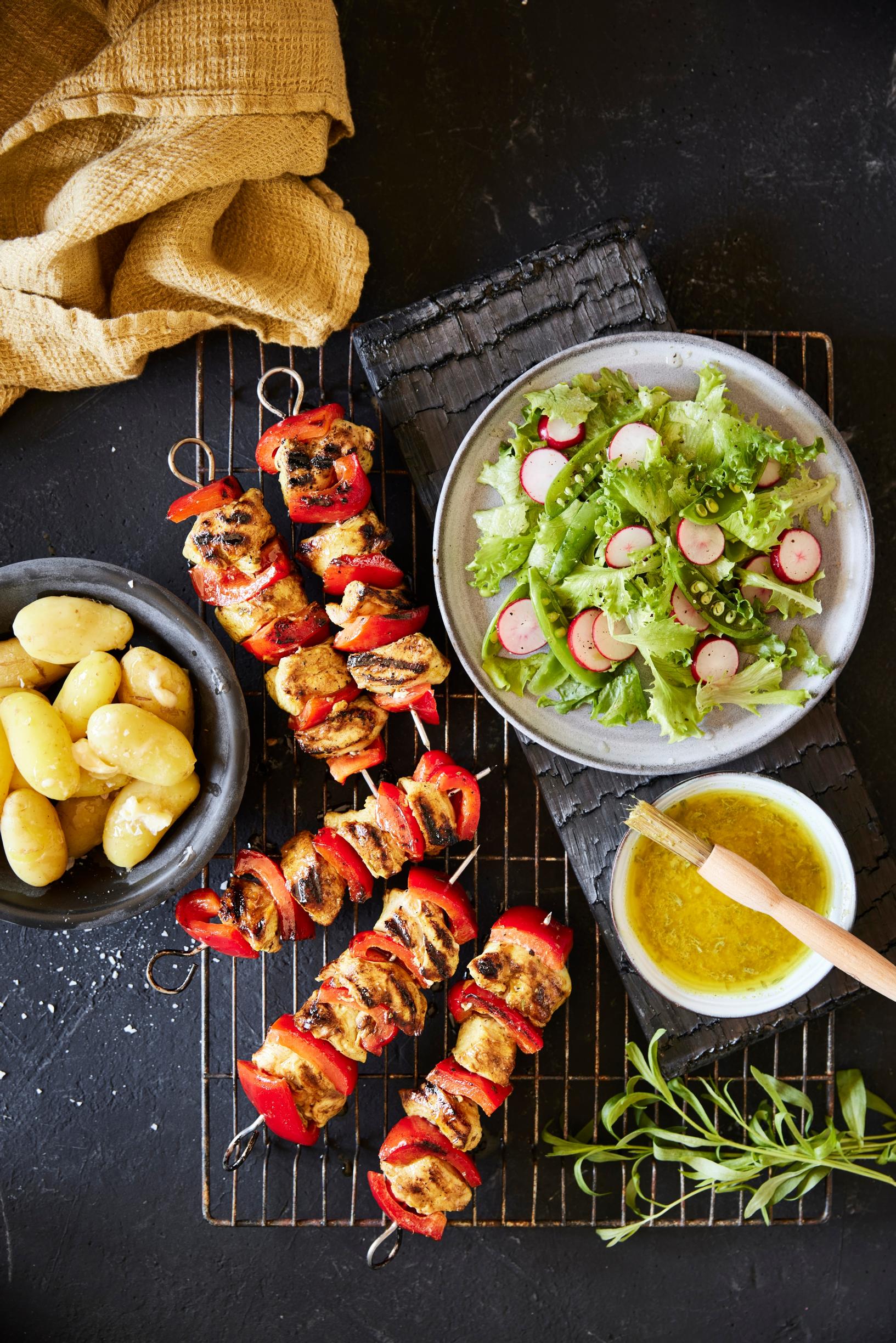 Voit halutessasi pujotella vartaisiin punaisten paprikoiden lisäksi keltaisia ja vihreitä.