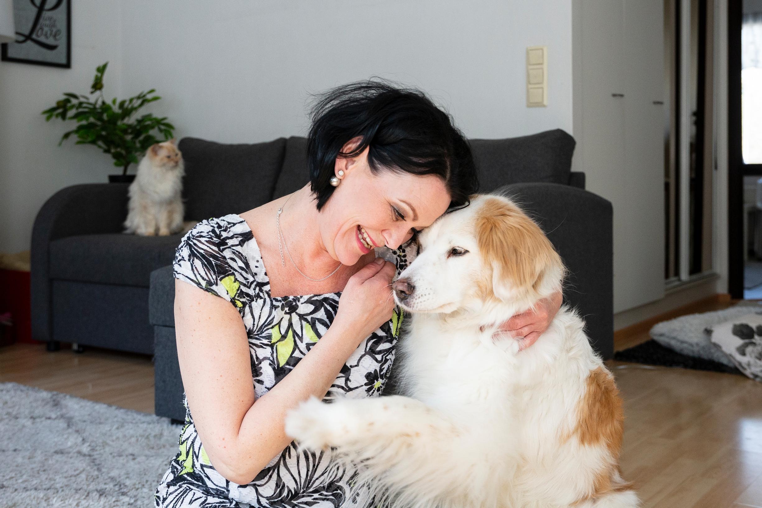 Nora Sucksdorff ei koskaan kokenut varsinaista vauvakuumetta. Eläimet, koira ja kolme kissaa, ovat hänen perheensä.