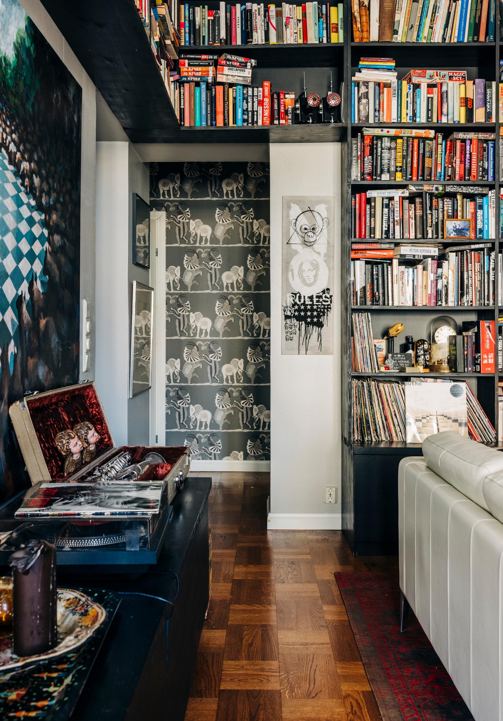 Anna Perhon kotona on aina tilaa taiteelle ja kirjoille. Kirjahyllyt tilattiin kotikylän tutulta puusepältä.
