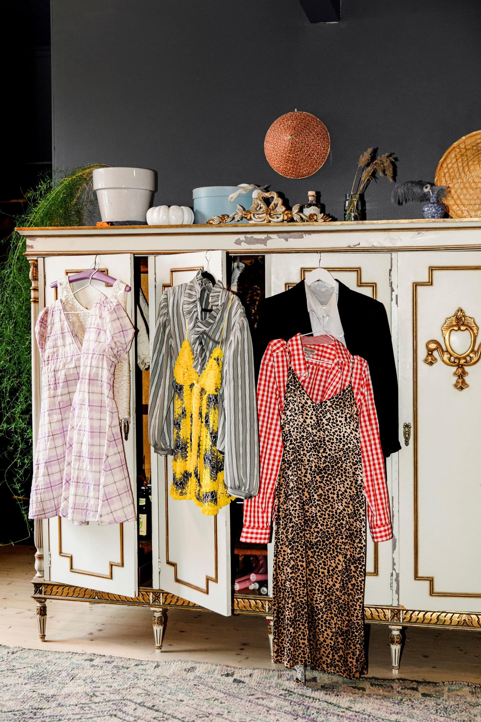 Taru tahtoo, että asussa on sopivassa suhteessa särmää ja hempeyttä. Siksi esimerkiksi tiukka leopardimekko vaatii seurakseen löysän ja rennon yläosan.