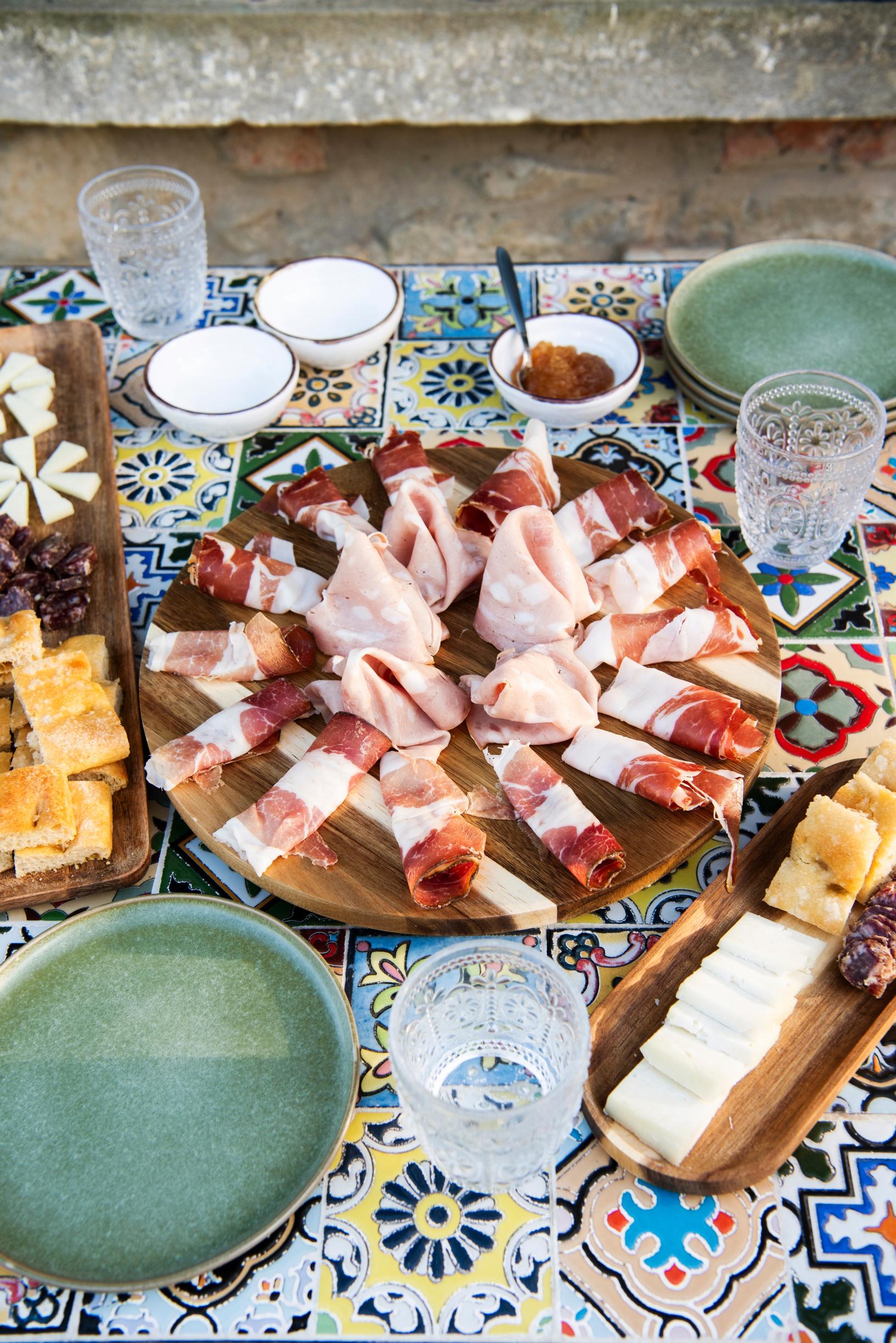 Eija suosii pieniä lähikauppoja italialaiseen tapaan. Juustot, kinkut ja mortadella ovat kyläkauppiaan valmistamia tai lähialueen tuottajilta.