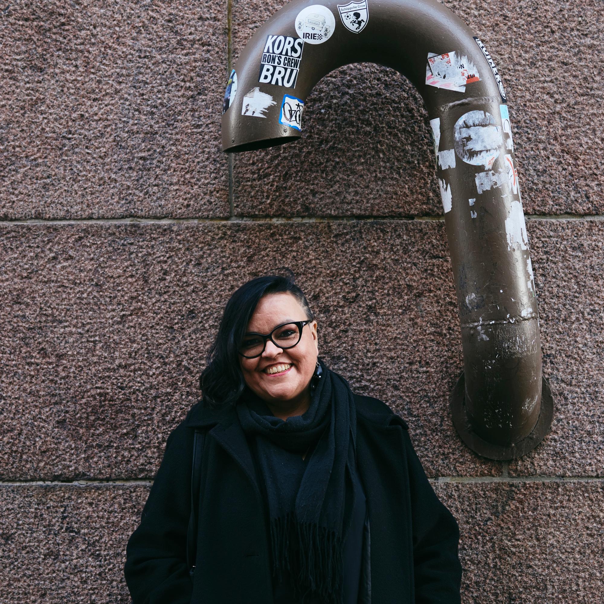 Kaisa Pylkkänen sai niin vakavan burnoutin, että heräsi aamuisin 3 tuntia ennen töitä itkemään – nyt hän on menestynyt stand up -koomikko, joka yllyttää kulttuurin tekijöitä kapinaan