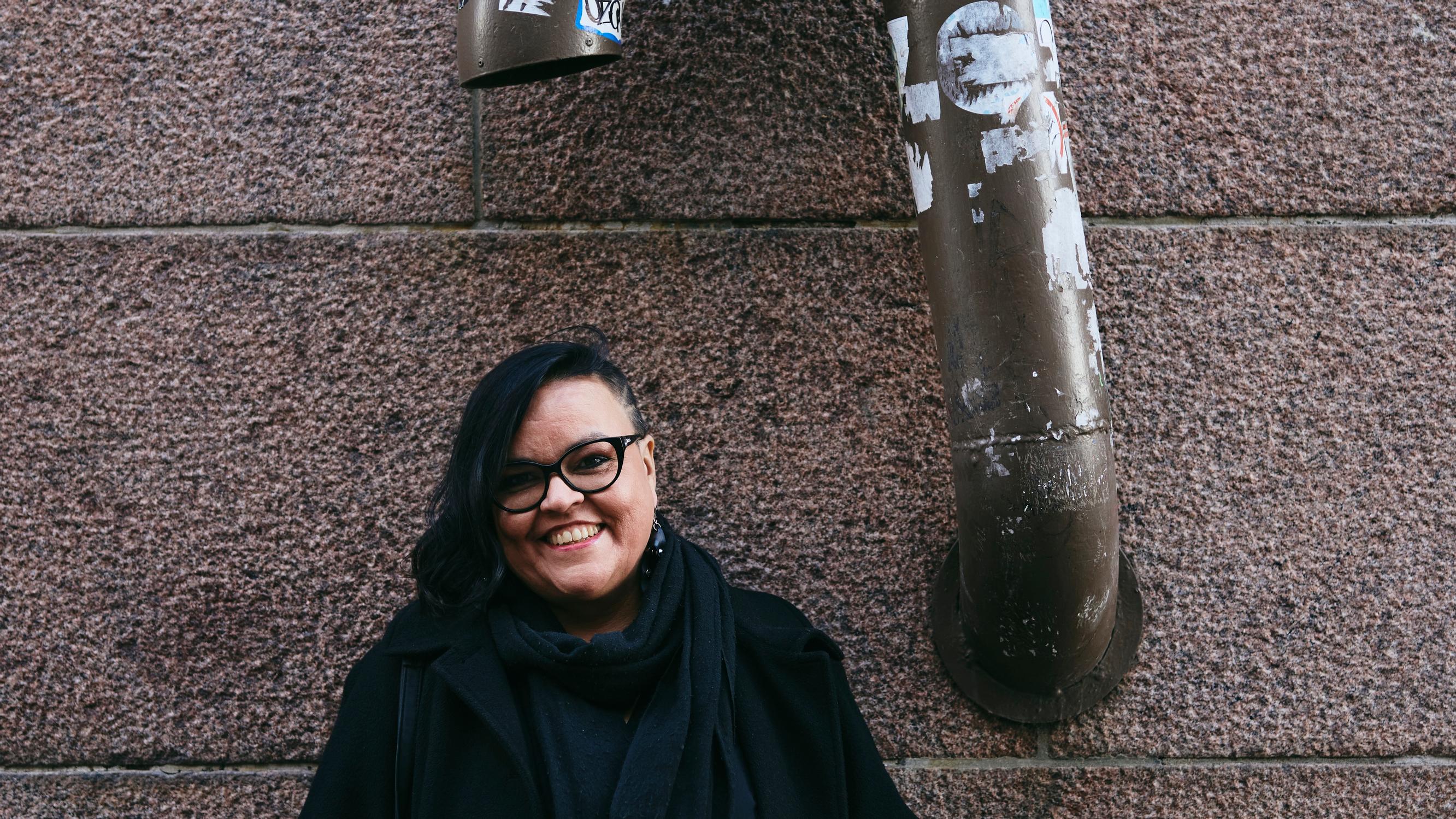 Kaisa Pylkkänen sai niin vakavan burnoutin, että heräsi aamuisin 3 tuntia ennen töitä itkemään – nyt hän on menestynyt stand up -koomikko, joka yllyttää kulttuurin tekijöitä kapinaan