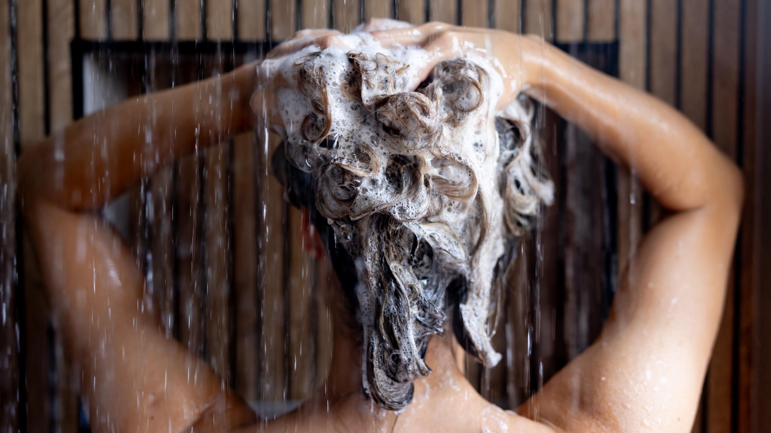 Tuoko Tiktok-hitti tuuheammat hiukset? Testasimme 5 tuotetta, joita käytetään ennen hiustenpesua