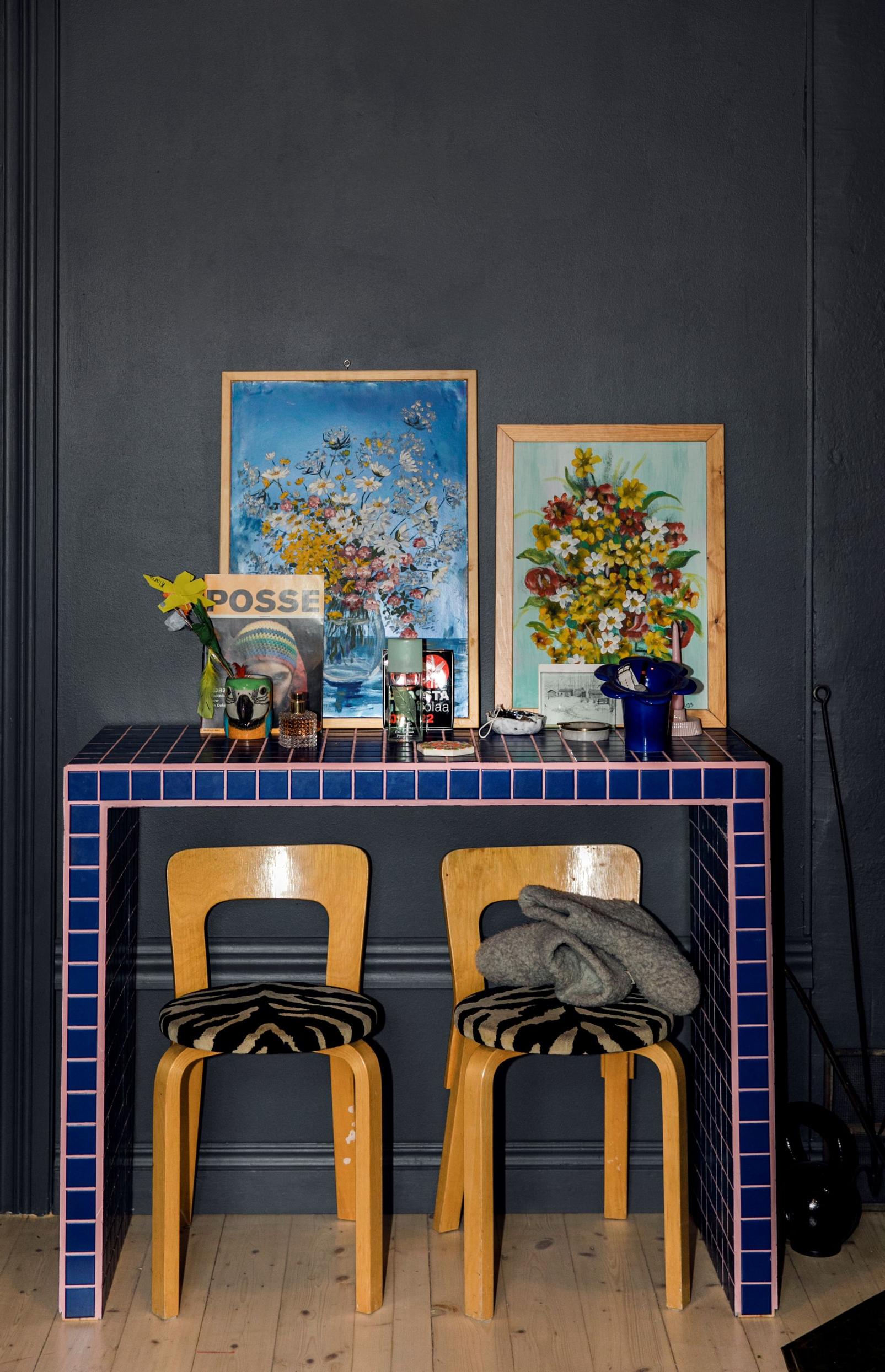 Taru ja Mikko tekivät pöydän yhdessä. Mikko rakensi rungon ja Taru laatoitti sen. Tuolit ovat Artekin. Taulut etsivät vielä paikkaansa.