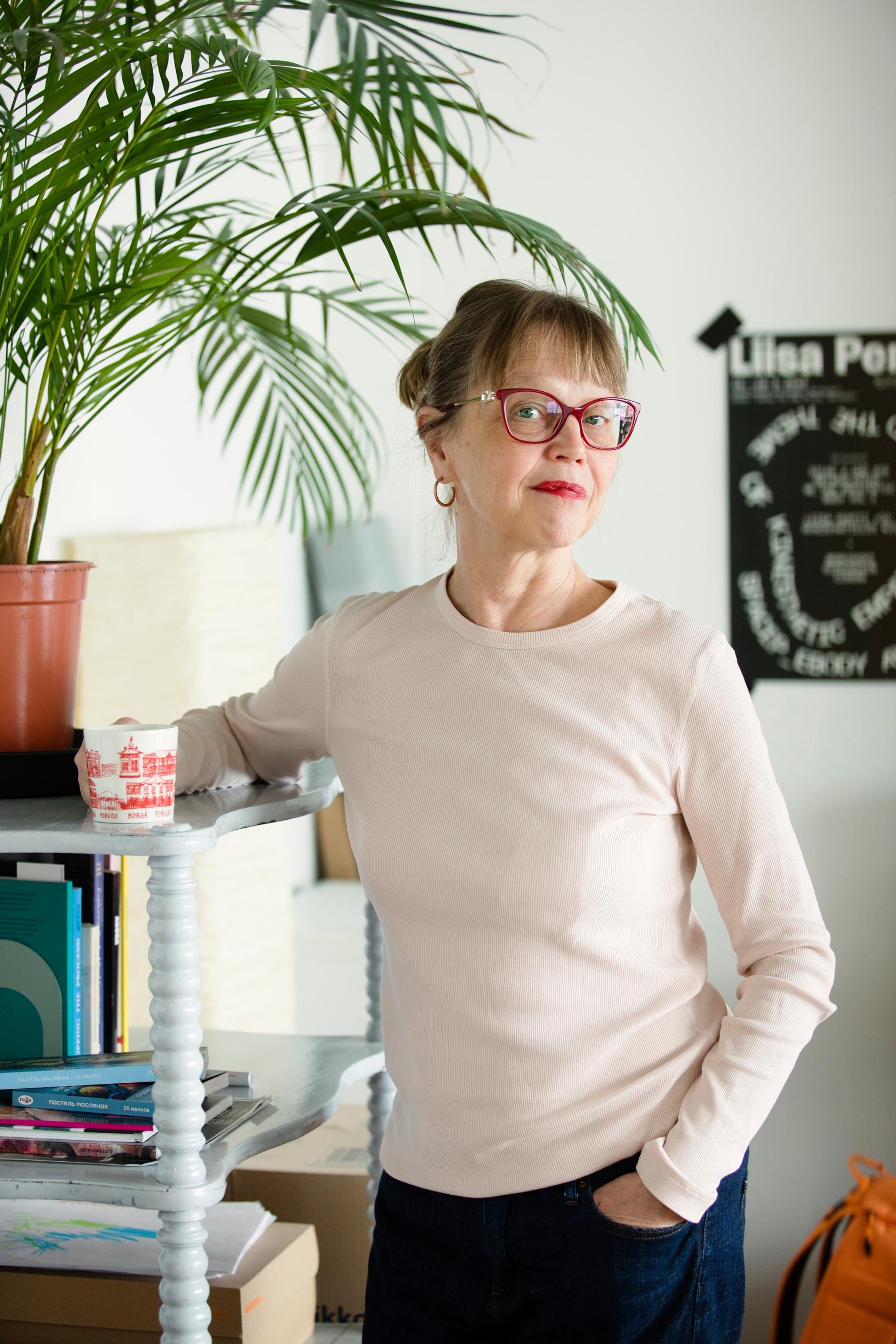 Liisa Pentti rakastaa sitä, että saa hyvin nukutun yön jälkeen juoda kahvia ja katsella sateista maisemaa. Tai että saa istua rannassa ja tuijottaa merta. ”Silloin mielessä ja kehossa on tilaa ja rauhaa, enkä kaipaa mitään muuta.”