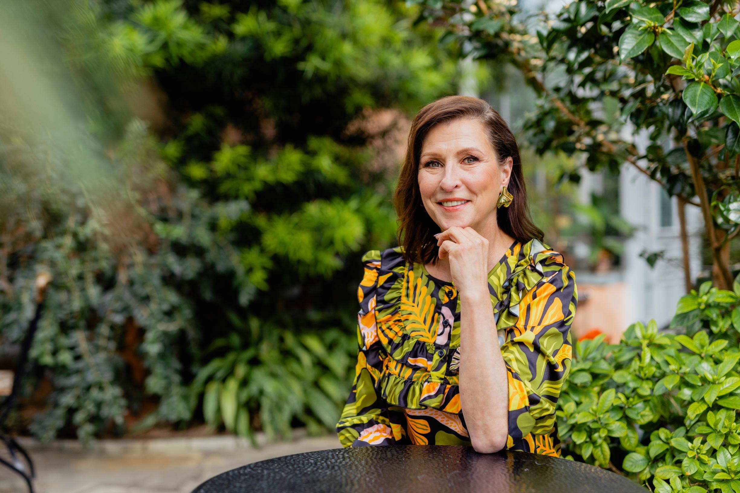 Itsenäisyydestään nauttiva Erja Häkkinen: ”En ole lähtenyt toteuttamaan väkisin perinteistä parisuhteen kaavaa vaan uskallan elää omalla tavallani”