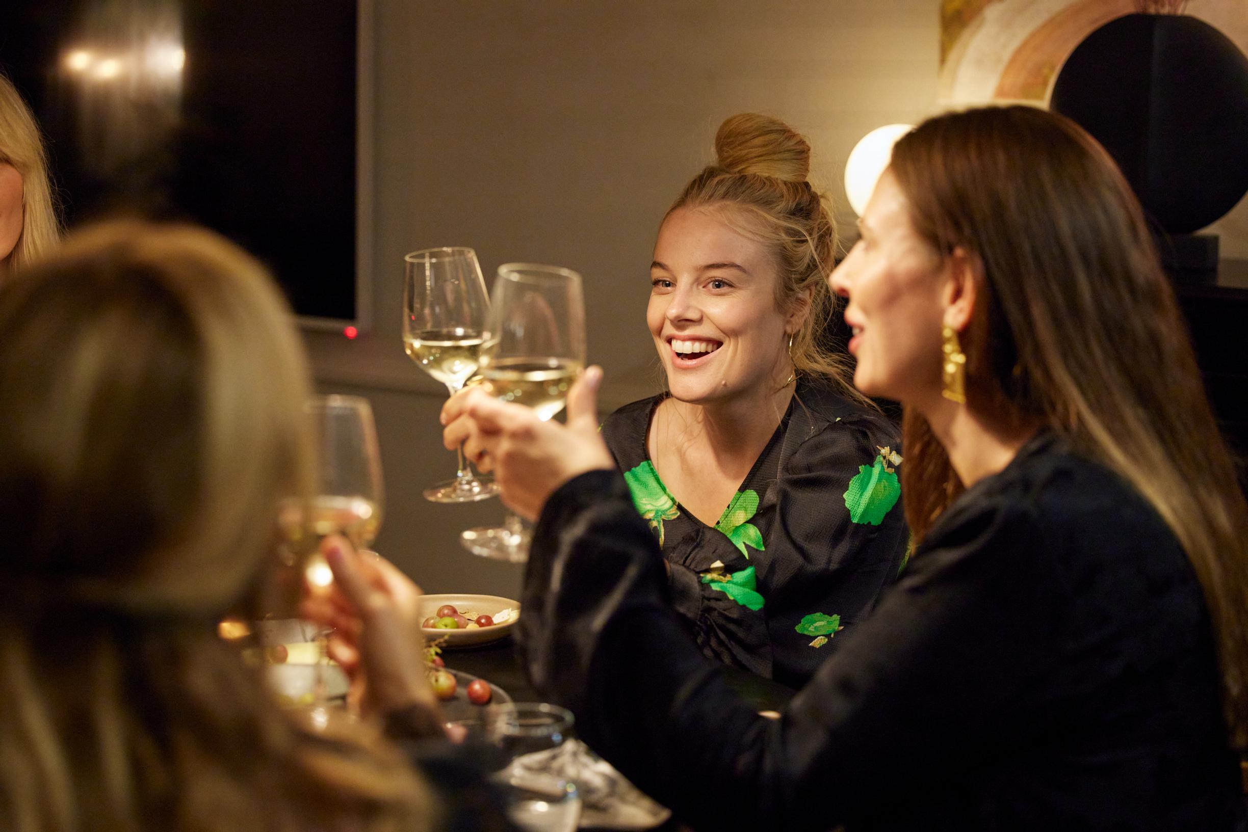 Toisella kaudella suhde saa entistä kutkuttavampia käänteitä, ja samalla tummempia sävyjä.