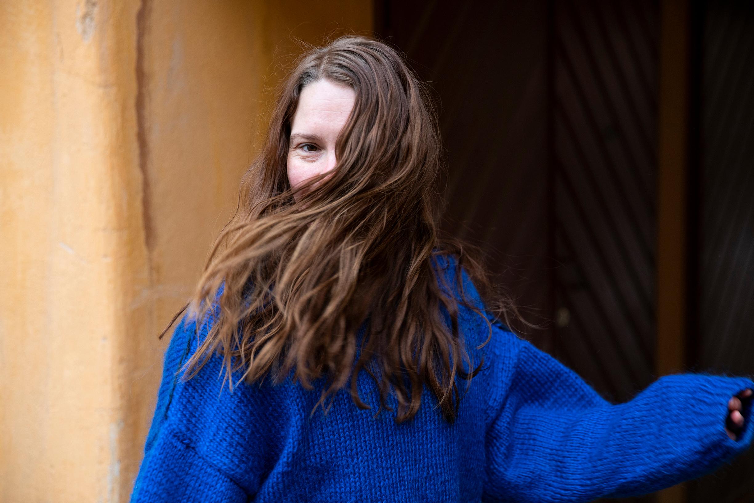 ”Joskus minulle tulee äkillisiä helpotuksen kokemuksia ja ajattelen, että nyt jotkin ongelmat ovat jääneet taakse. Joskus taas huomaan vuosienkin päästä, että kadonneiksi luulemani asiat nousevat taas pintaan”, Seidi sanoo.