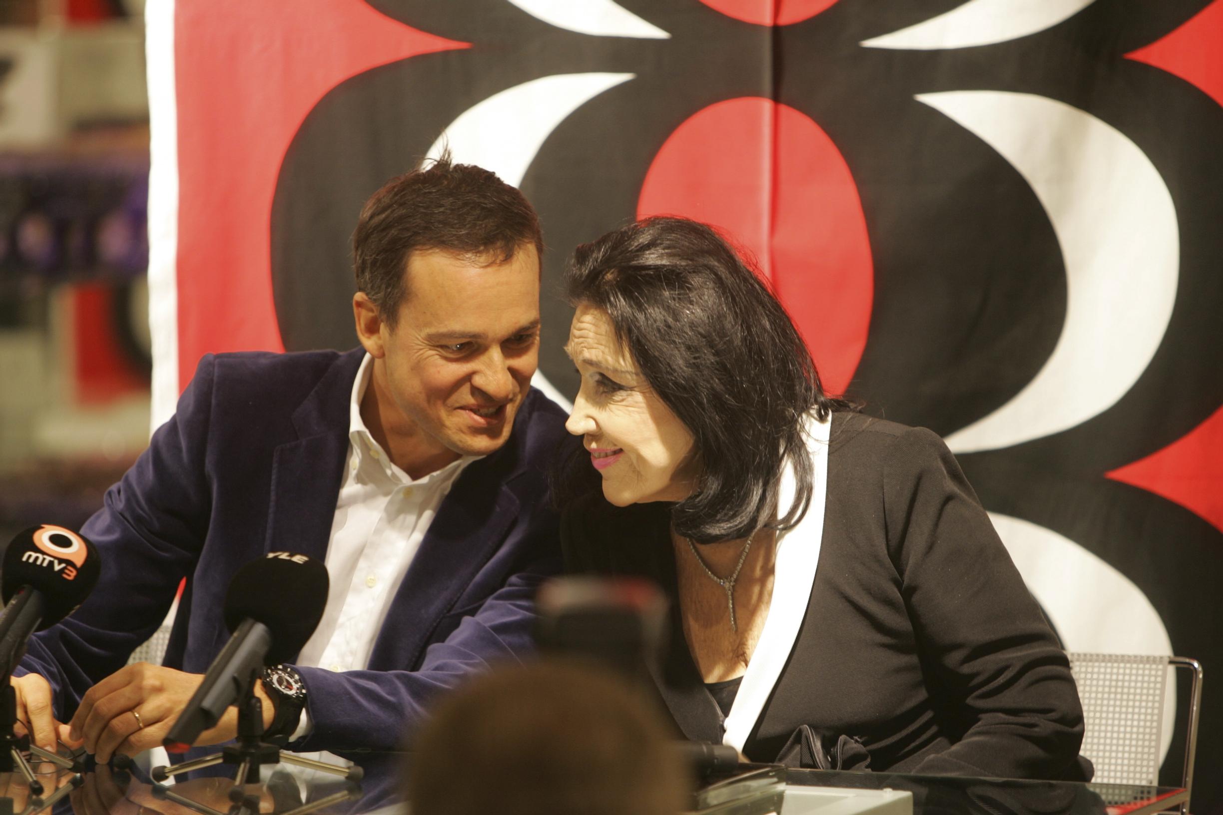 Mika Ihamuotila ja Kirsti pitivät yhteisen ­tiedotustilaisuuden lokakuussa 2007. Mikasta tuli Marimekon pääomistaja ja seuraava toimitusjohtaja.