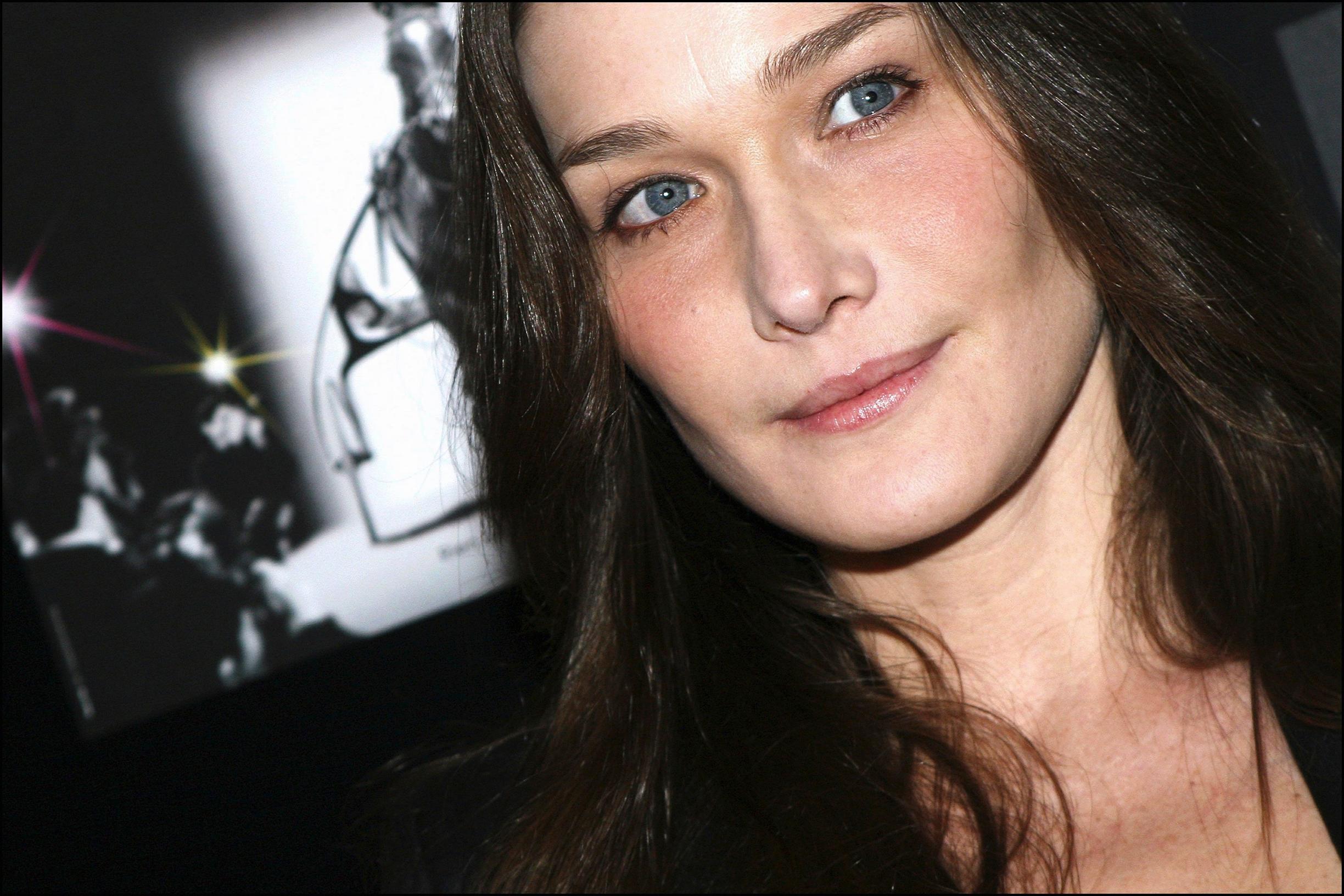 [Image] Carla oli 39-vuotias erotessaan esikoispoikansa Aurélien isästä, filosofian professori Raphaël ­Enthovenista.