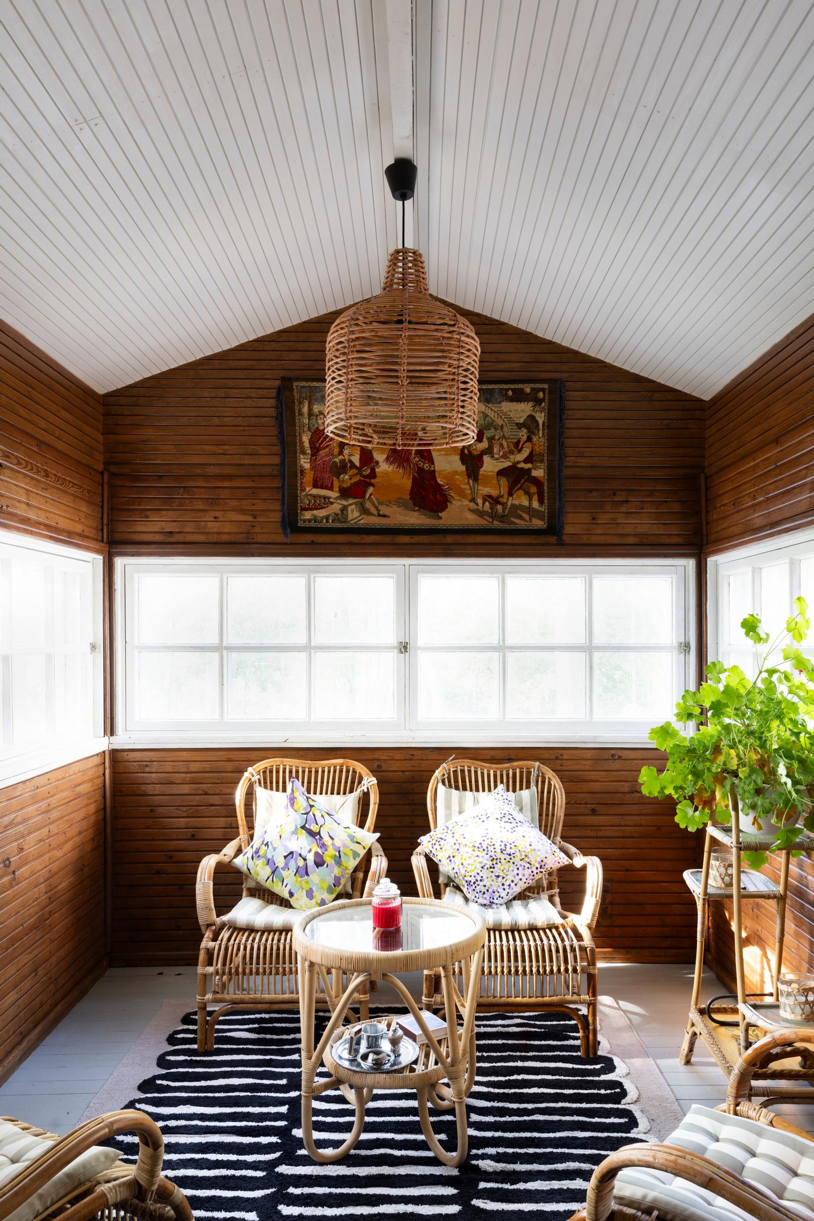 Löylyjen jälkeen ei ole kiire mihinkään. Saunatalon vilvoittelutila pysyy helteelläkin ihanan viileänä.