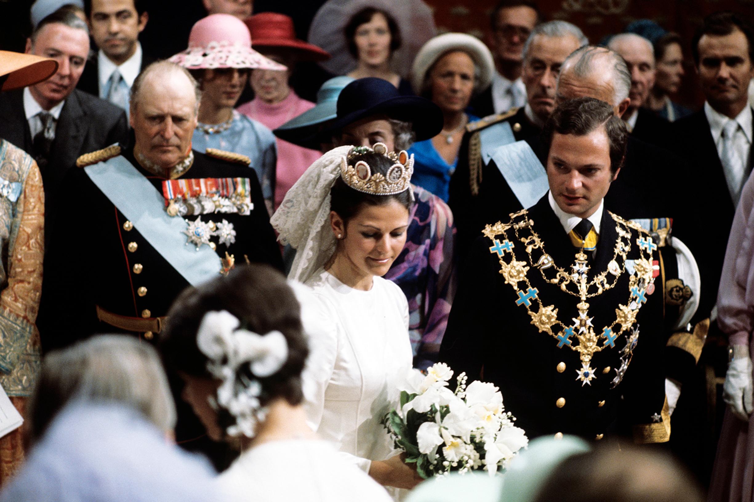 Kesähäissä 1976 kaunis morsian oli pukeutunut Diorin hääpukuun ja Brenadotten suvun perintöhuntuun. Sulhasella oli amiraalin asu.