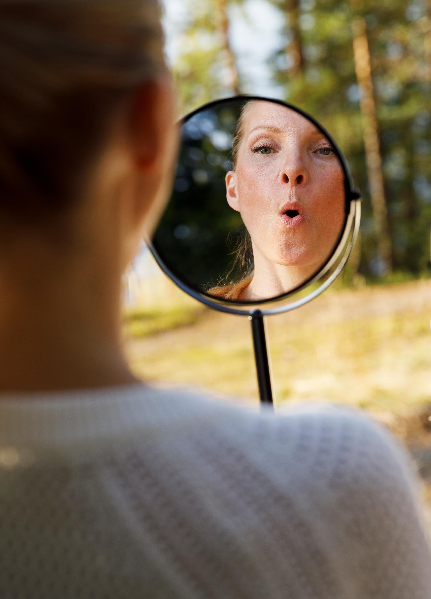 [Image] Kasvojoogaan kuuluu oleellisesti hermoston rauhoittaminen hengityksen avulla. Lihaskuntoliikkeiden lisäksi kasvojoogassa tehdään venytyksiä, lymfaliikkeitä, akupainantaa ja hierontaa.