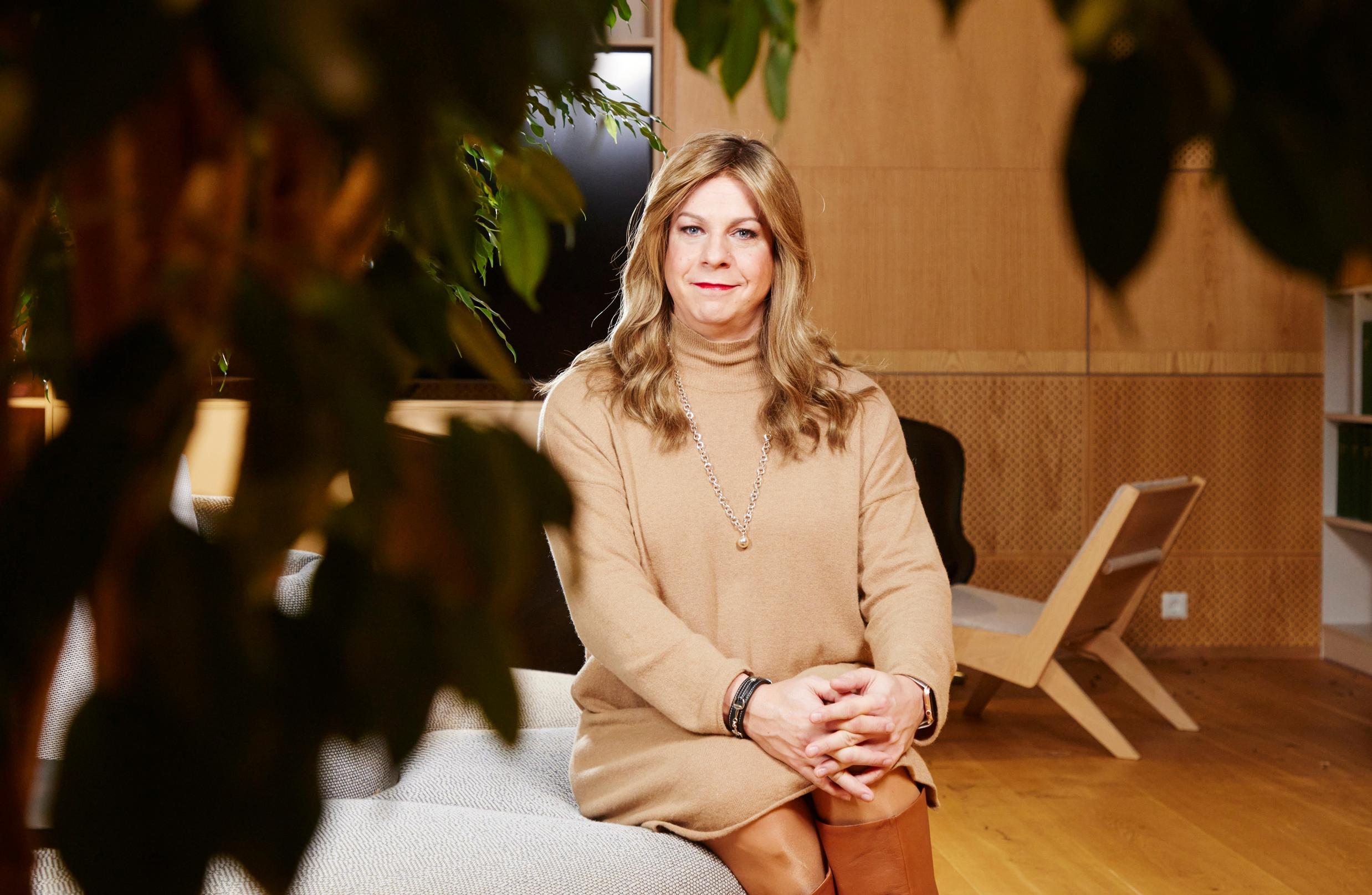 Kun Teemu lapsena puki äitinsä mekon ylleen, tunne oli huumaava mutta ristiriitainen: ”Opettelin salailun mestariksi”