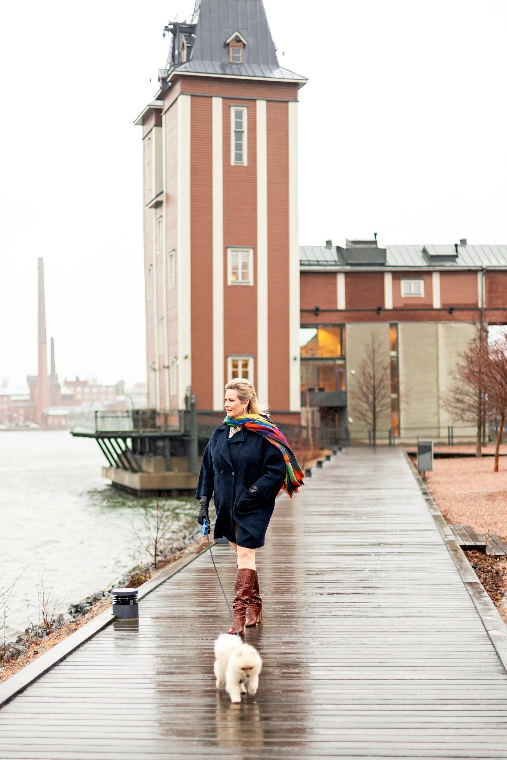 Camilla esiintyi syksyllä vanhassa kotikaupungissaan Vaasassa. Mukana kulki perheen pomeranianrotuinen Nalle-koira.