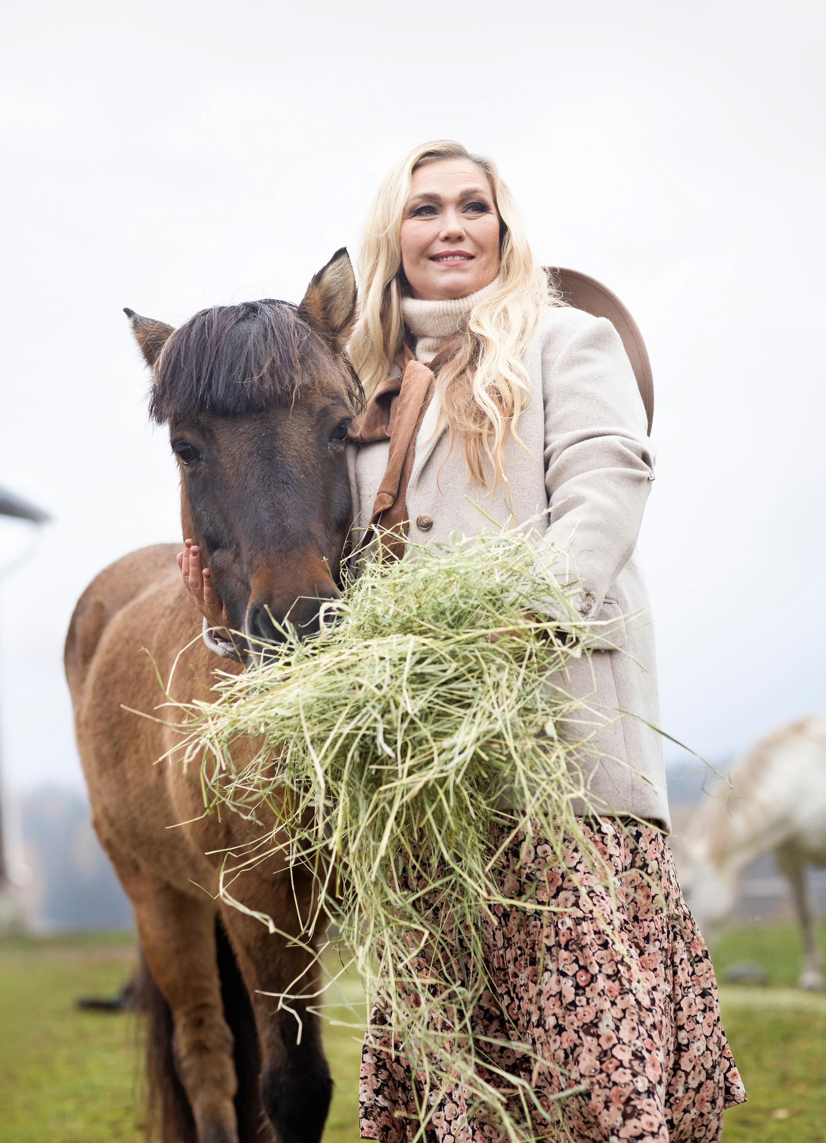 Outi Mäenpää ajattelee, että se lisääntyy, mihin keskittyy. ”Kiitollisuus on paras tapa maadoittua tähän hetkeen, kun ei meillä muutakaan ole.”