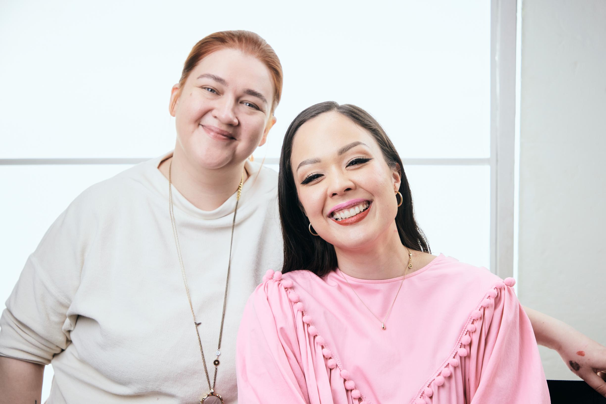 Sita Salminen ja Saara Sarvas puhuvat karvahäpeästä ja siitä, miten pienetkin ulkonäköasiat voivat hävettää: ”Naisena et oikeastaan saisi tehdä mitään muuta kuin näyttää nätiltä”