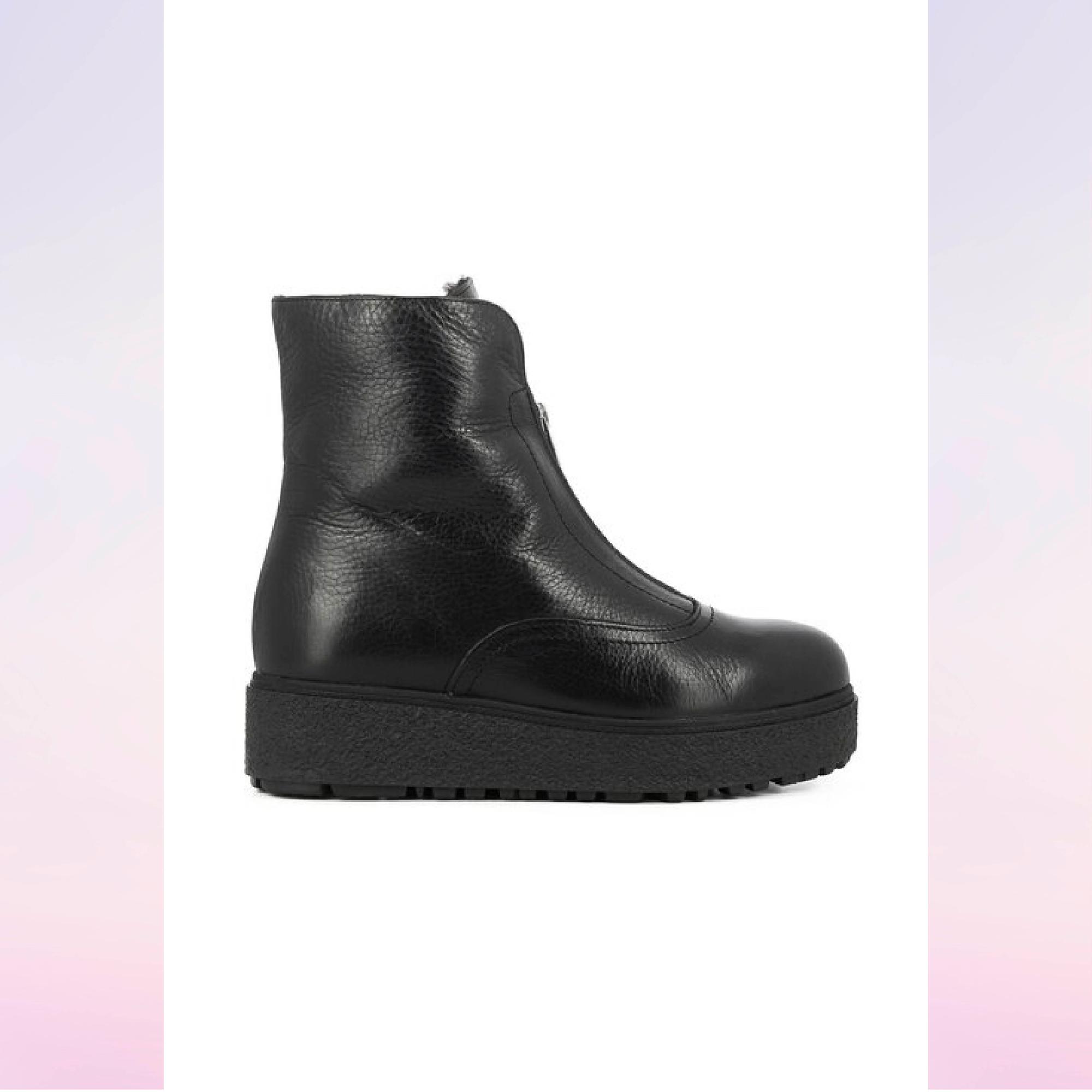 Nahkanilkkureissa (36–42) on lämmin lampaankarvavuori. 195 e, Wonders.