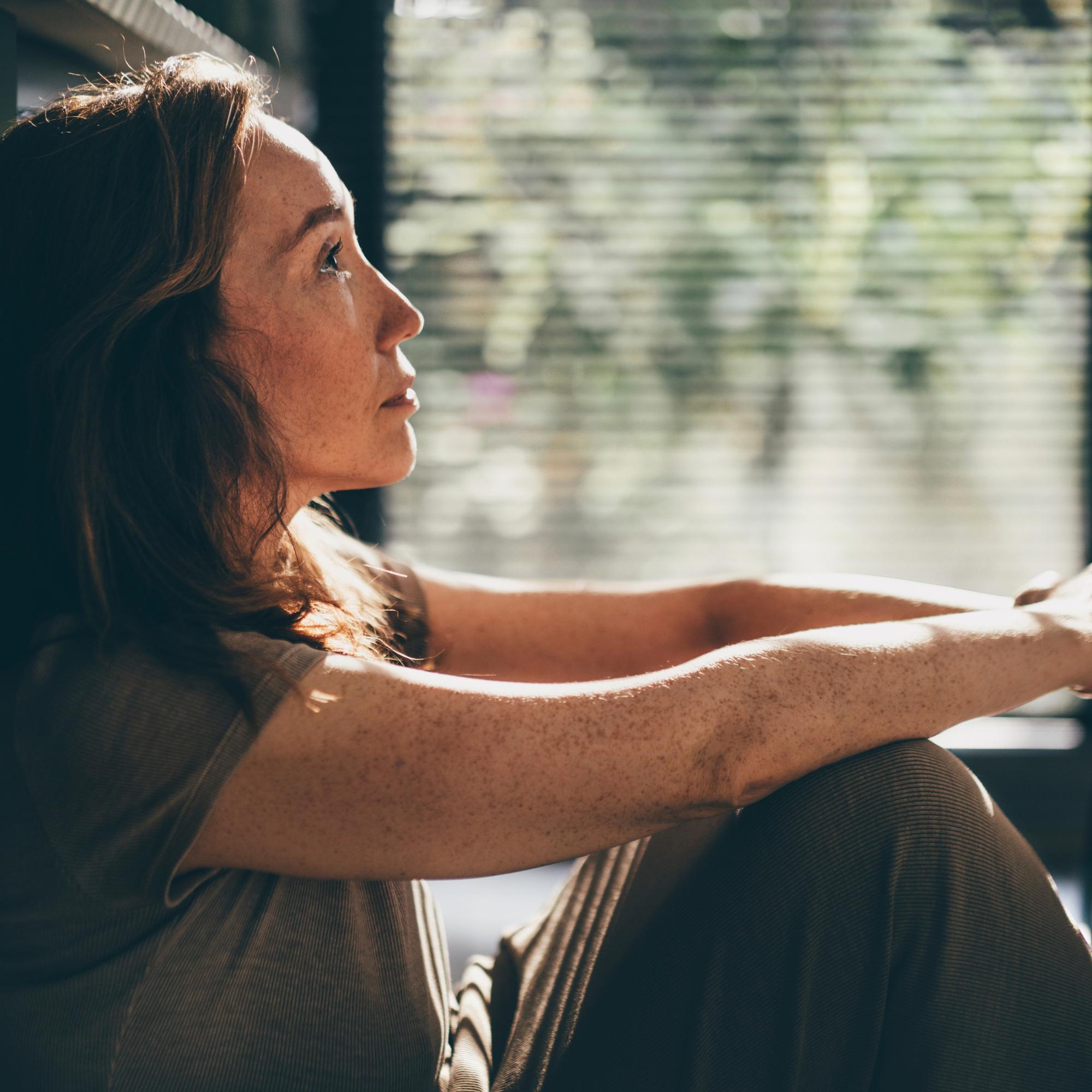 Jopa korvien kutina ja toistuvat silmätulehdukset voivat olla merkki esivaihdevuosista – näiden oireiden takia pitää mennä lääkäriin