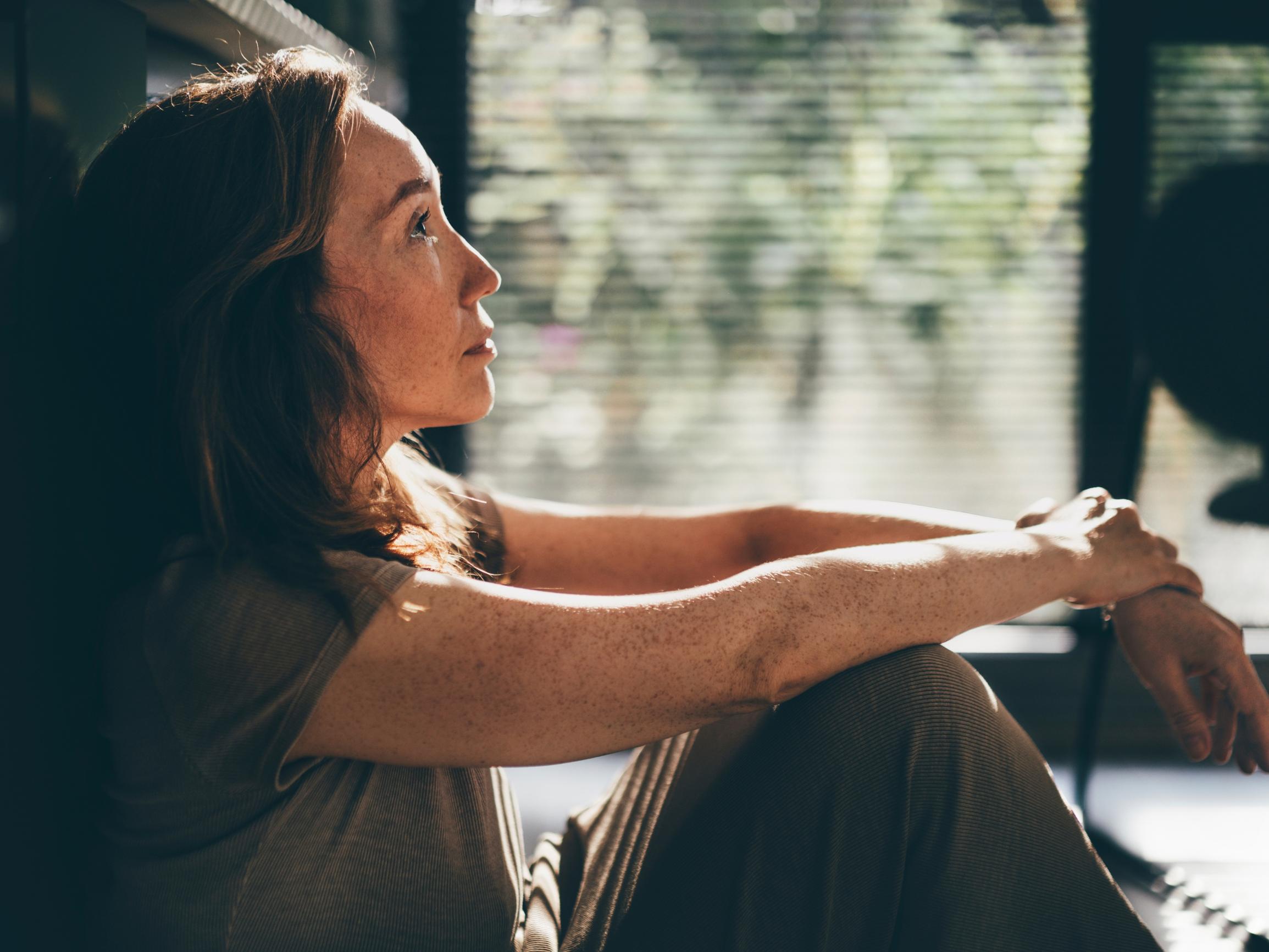 Jopa korvien kutina ja toistuvat silmätulehdukset voivat olla merkki esivaihdevuosista – näiden oireiden takia pitää mennä lääkäriin