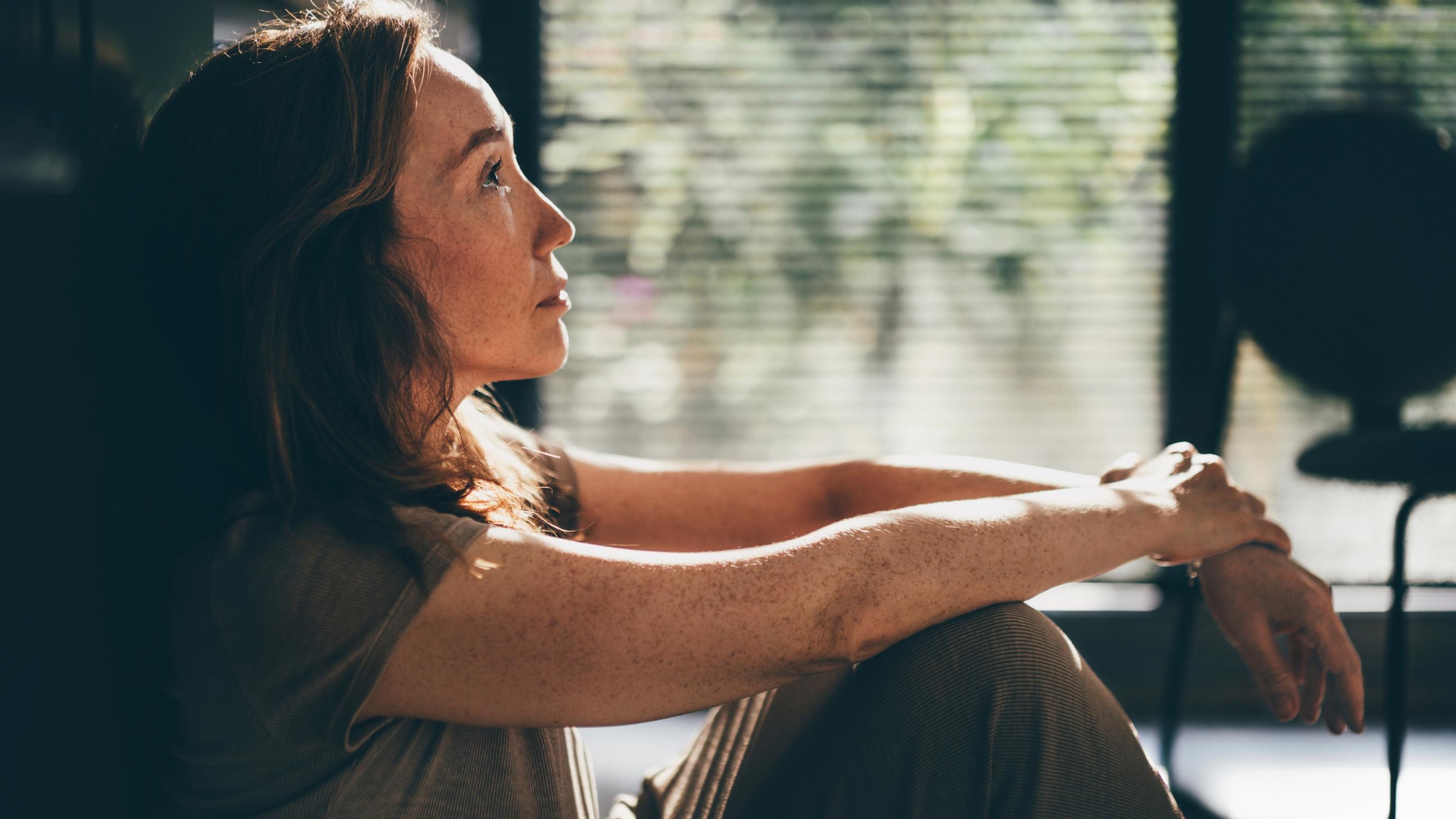 Jopa korvien kutina ja toistuvat silmätulehdukset voivat olla merkki esivaihdevuosista – näiden oireiden takia pitää mennä lääkäriin