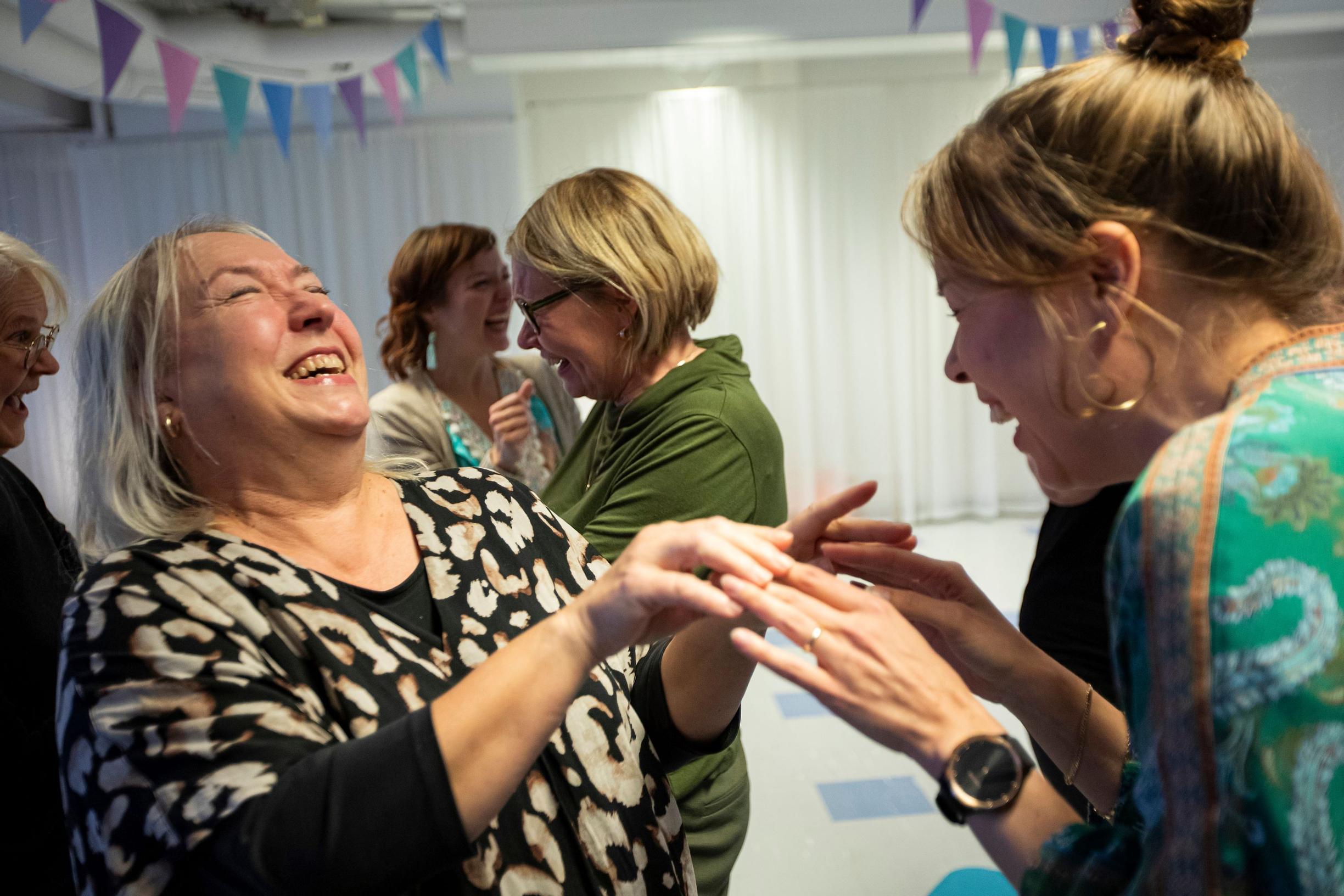 Nauretaan yhdessä! Katso miltä naurujooga näyttää ja nappaa vinkit nauruharjoituksiin