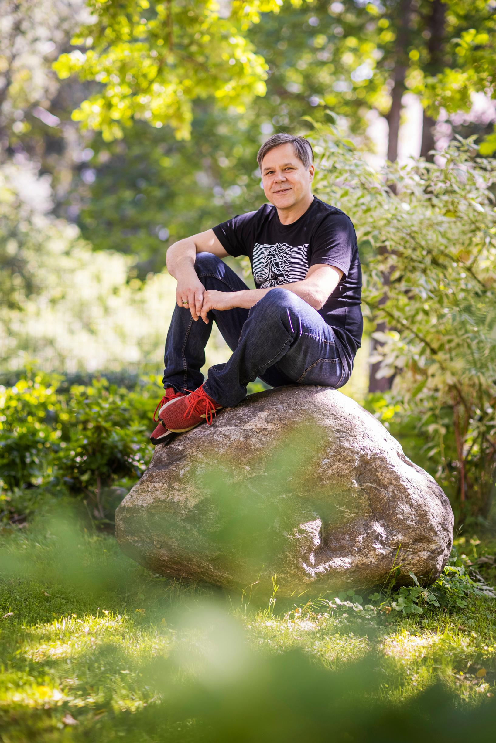 Oliver rakastaa Suomen kiviä ja kallioita. ”Yllätimme hänet porukalla hänen 45-vuotissyntymäpäivänään niin, että puutarhaamme oli ilmestynyt suuri kivi”, kertoo Tellervo.