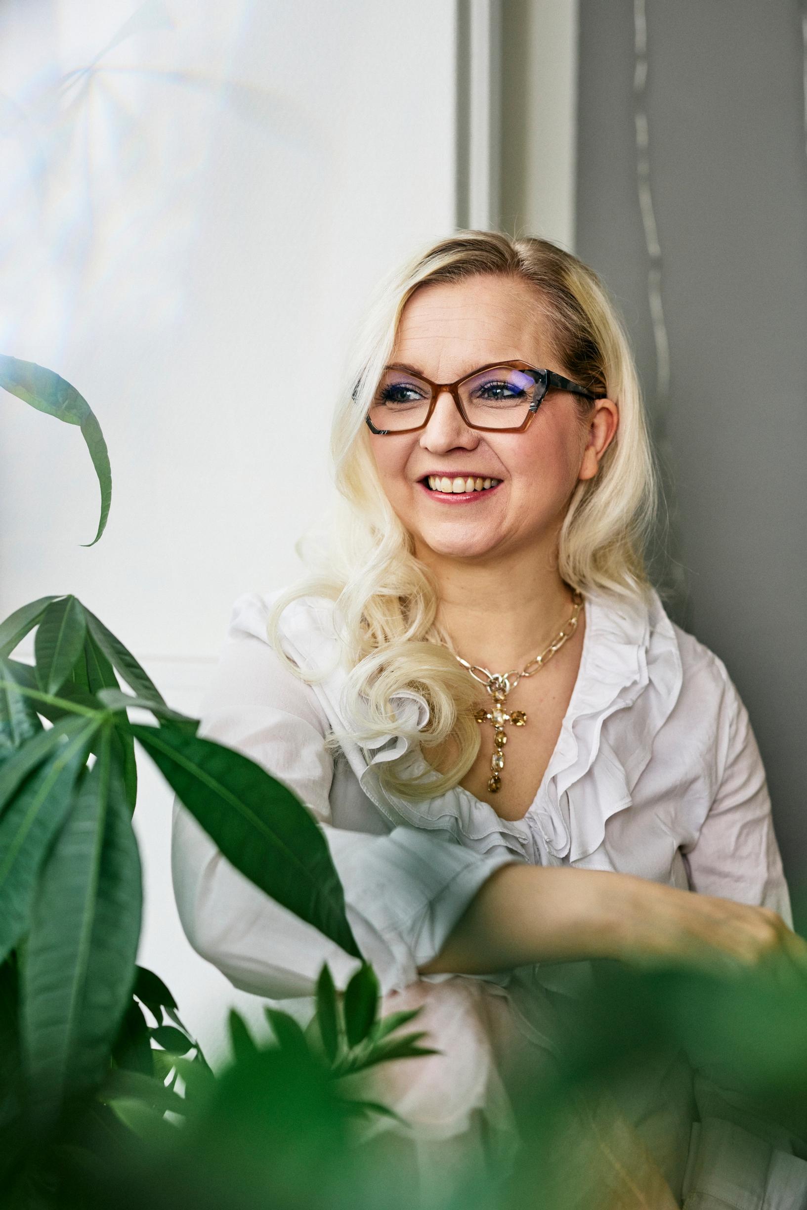 Maria viherkasvien takana